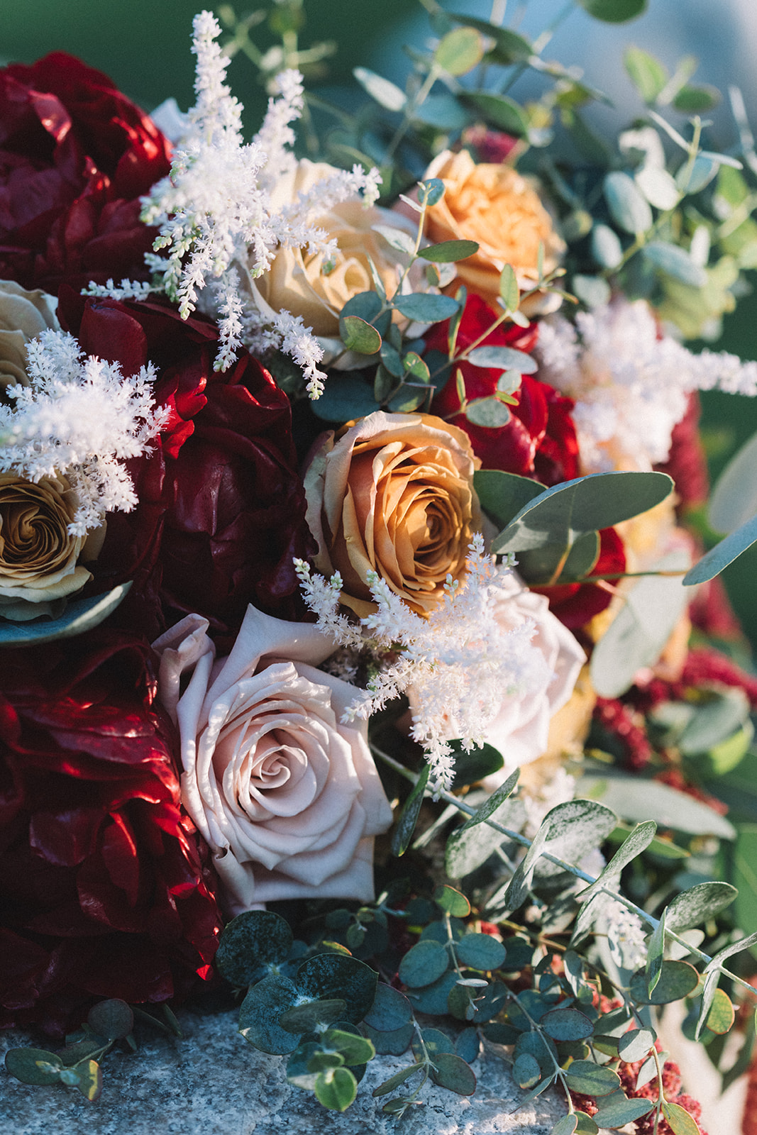 Winter wedding flower arrangements. Winter wedding bouquet.
