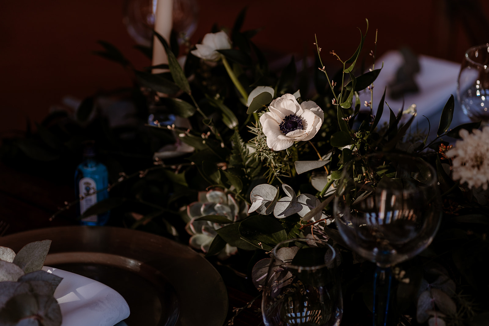 White anemone flower on a wedding breakfast table at the Bombay Sapphire Distillery. 
