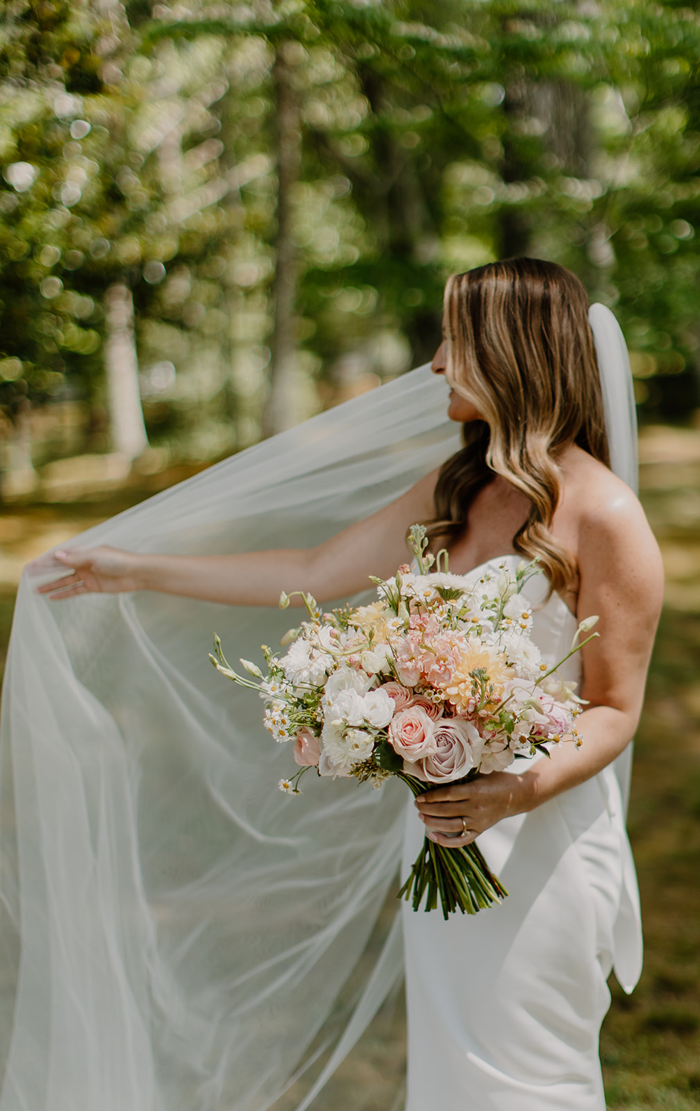 classic summer bride with pastel bouquet