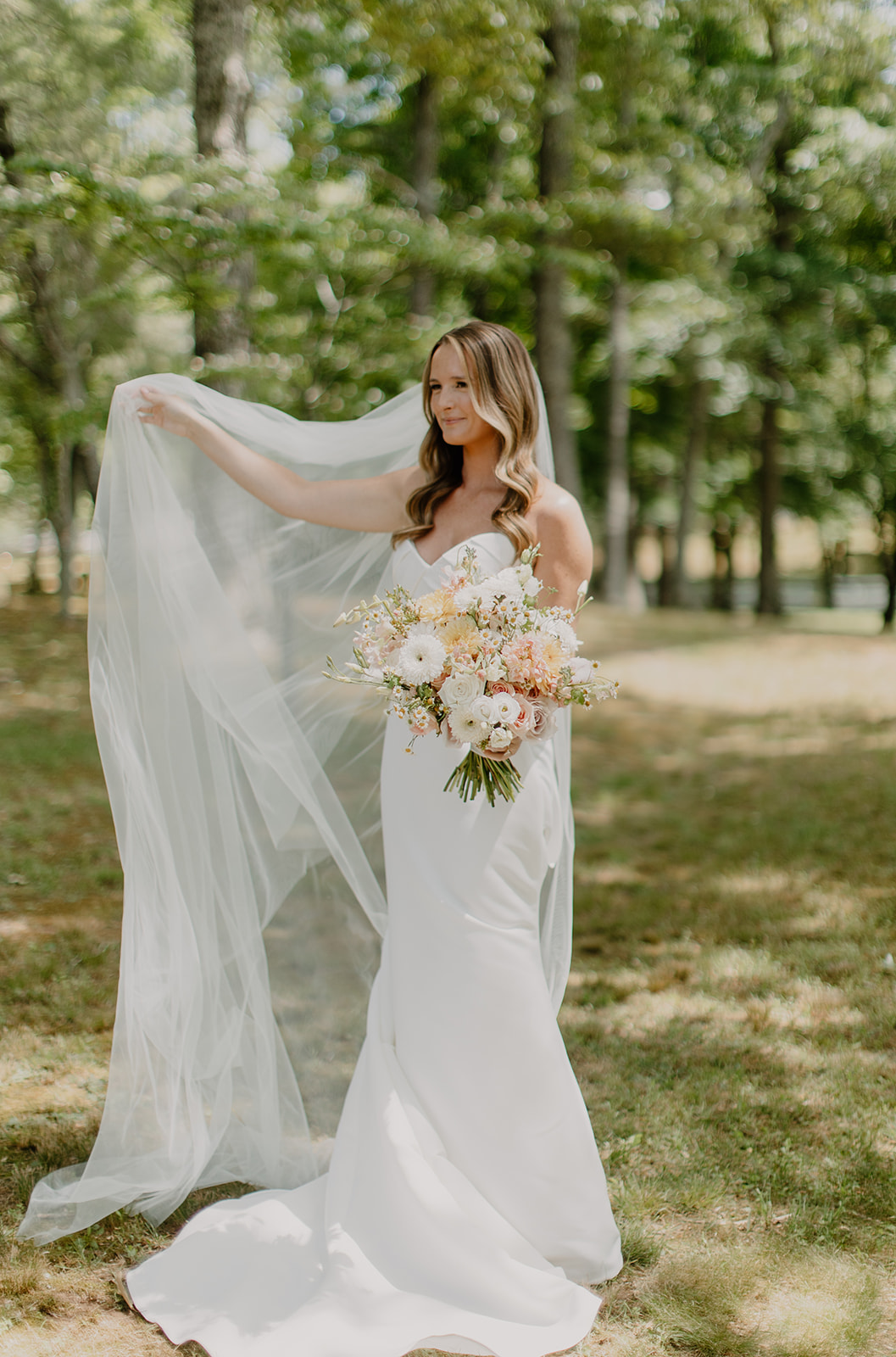 classic summer bride with pastel bouquet
