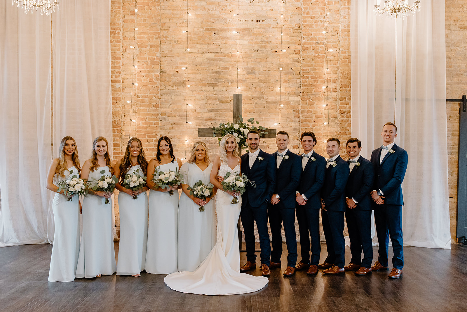 Bride and groom posing with all of their bridesmaids and groomsmen. 