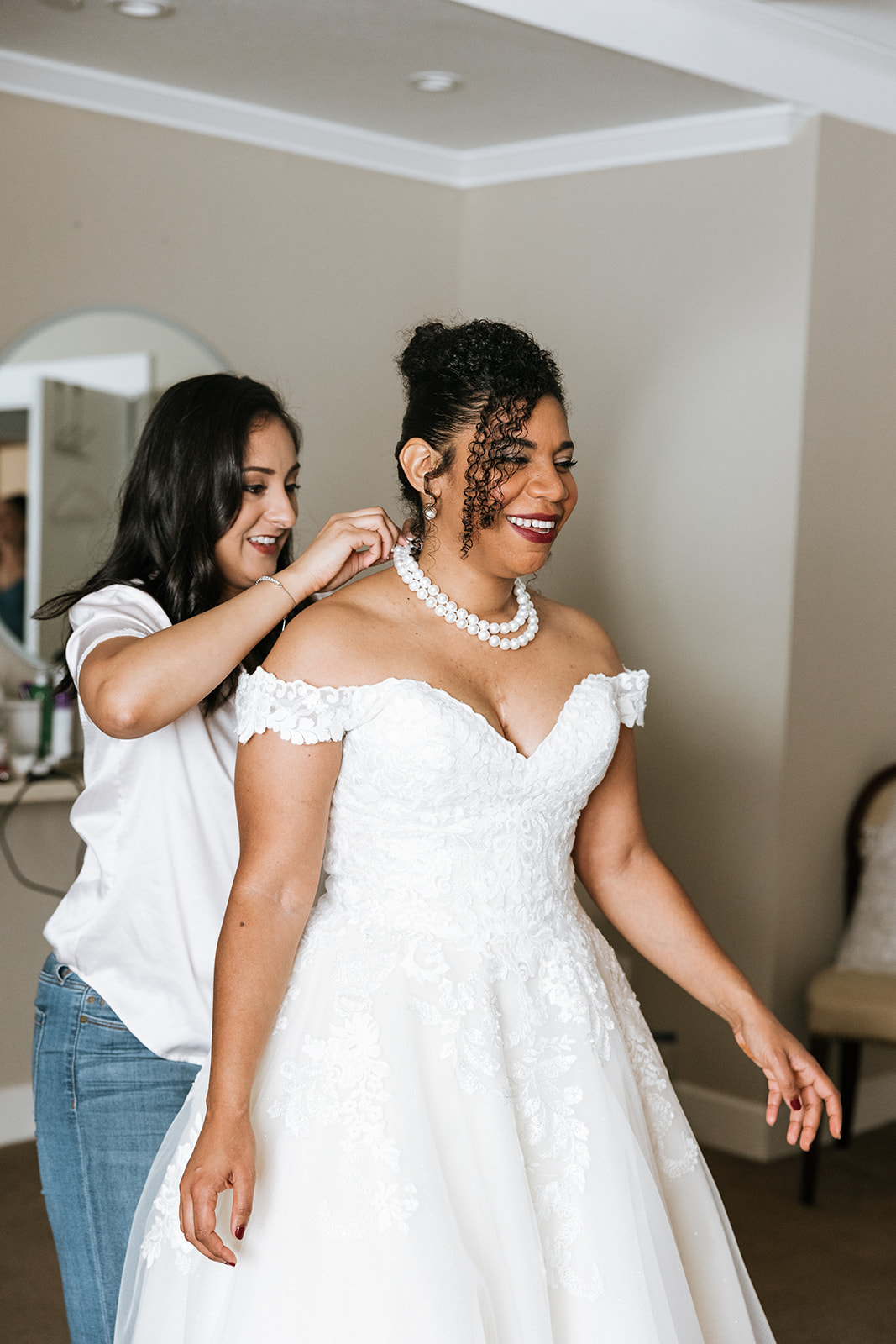 Bride getting ready with best friend 