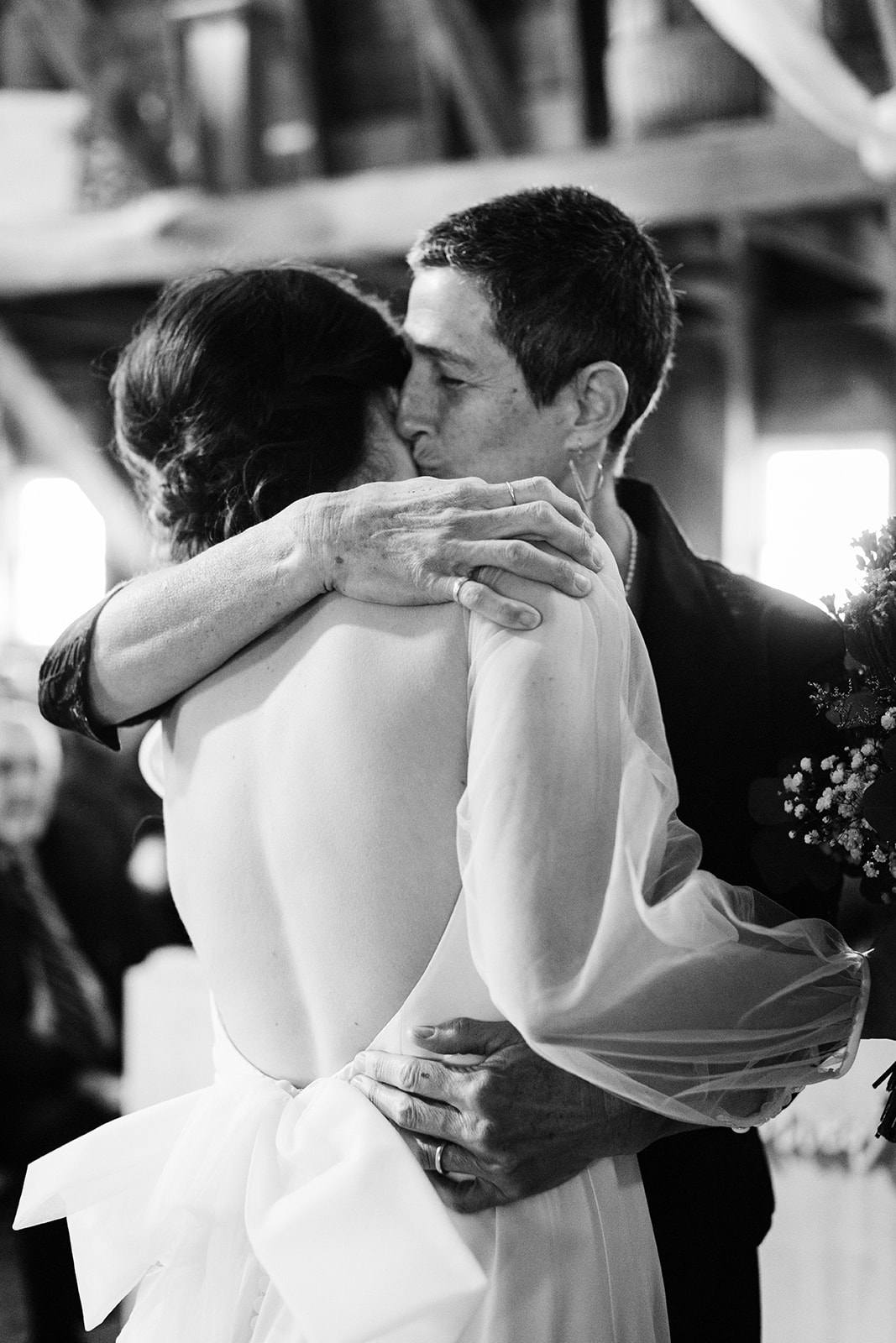 mother and daughter embrace at Jewish wedding