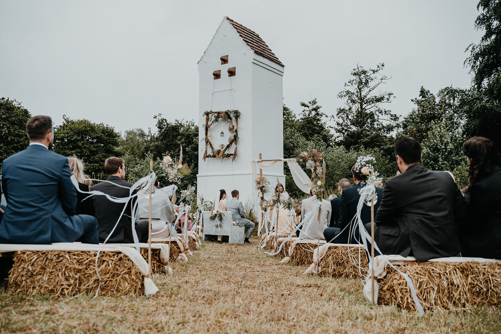 Boho Hochzeit auf einer Sommerwiese
