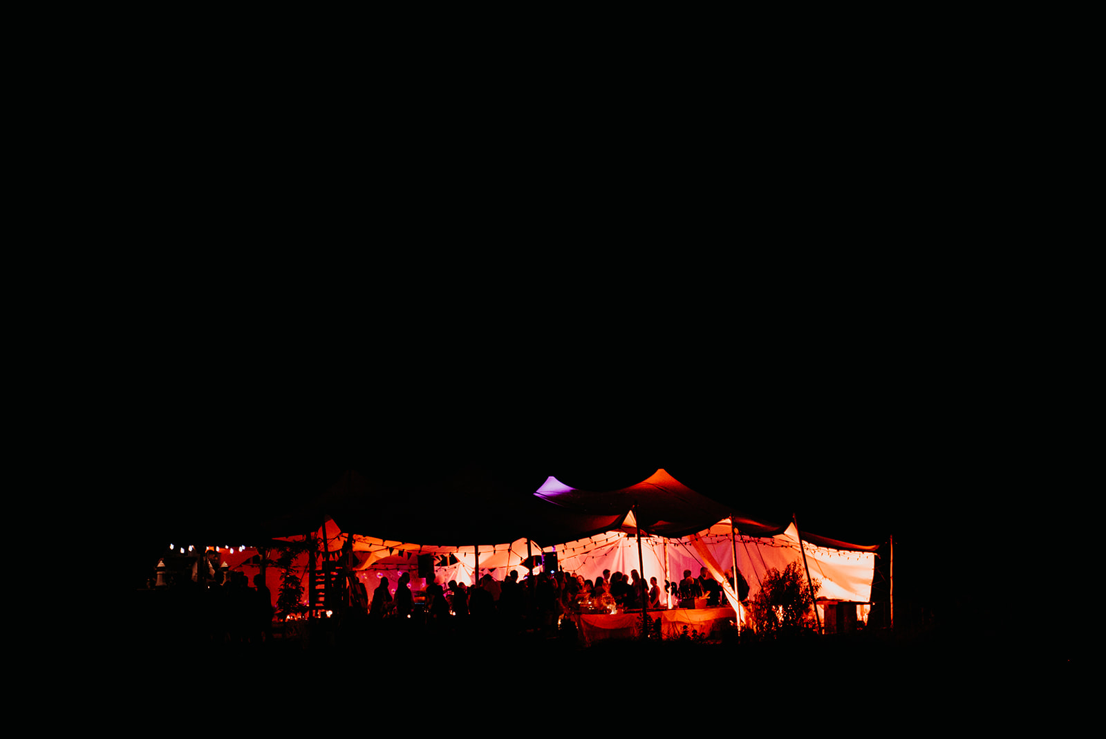 Hochzeitsfeier im Strechzelt von FreeTent Zeltkonzepte bei Nacht