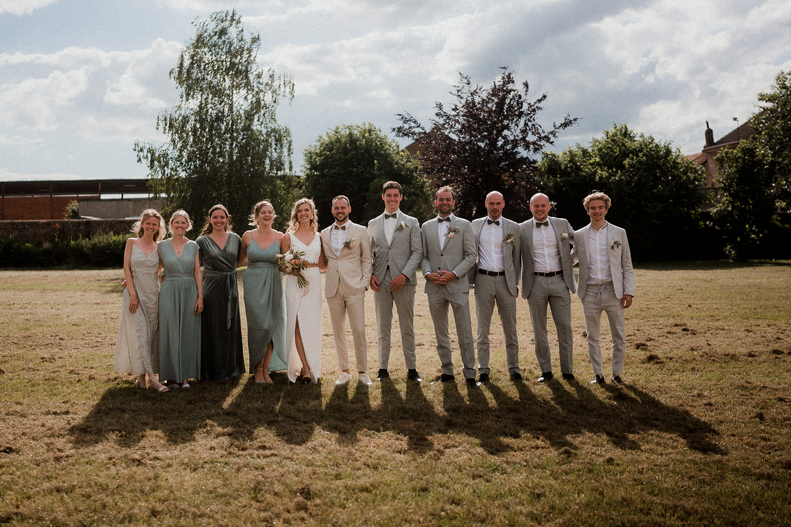 groepsfoto van het bruidspaar en hun vrienden