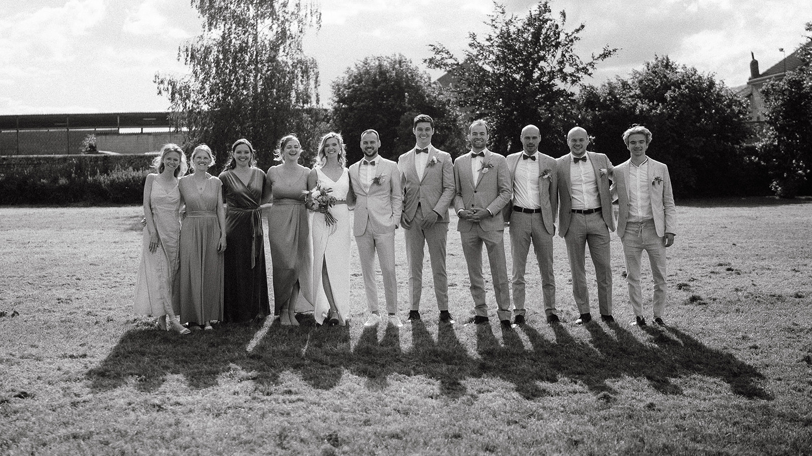 groepsfoto van het bruidspaar en hun vrienden