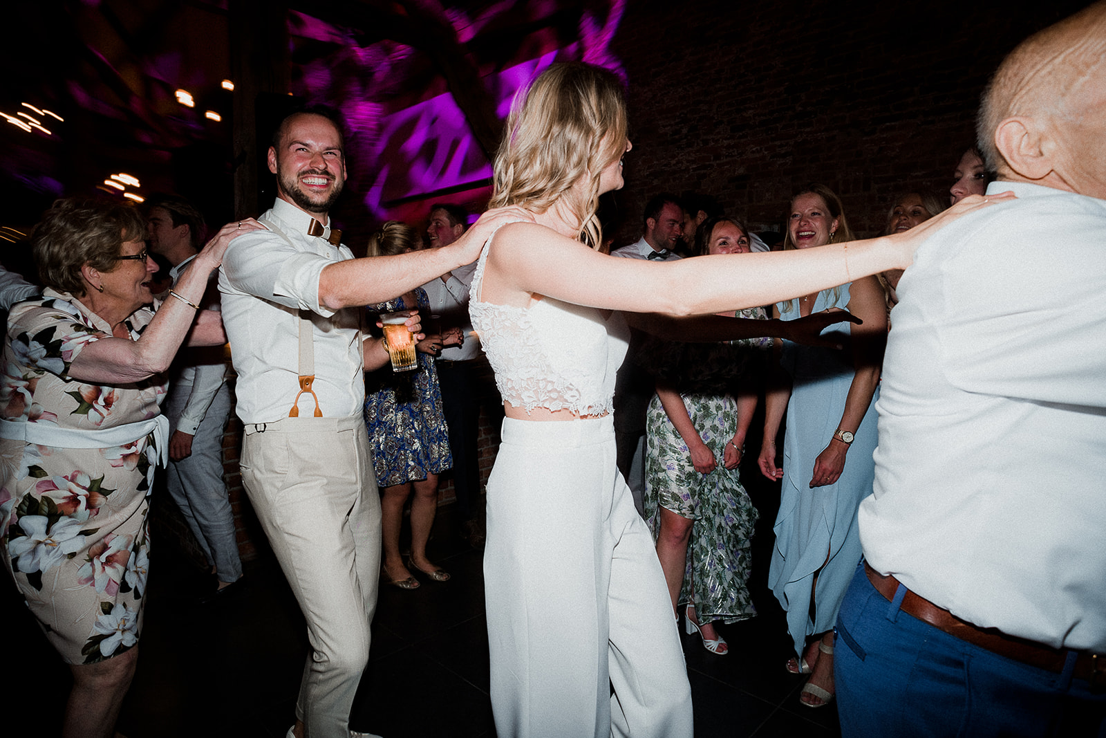 bruidegom lacht voor de camera terwijl hij danst