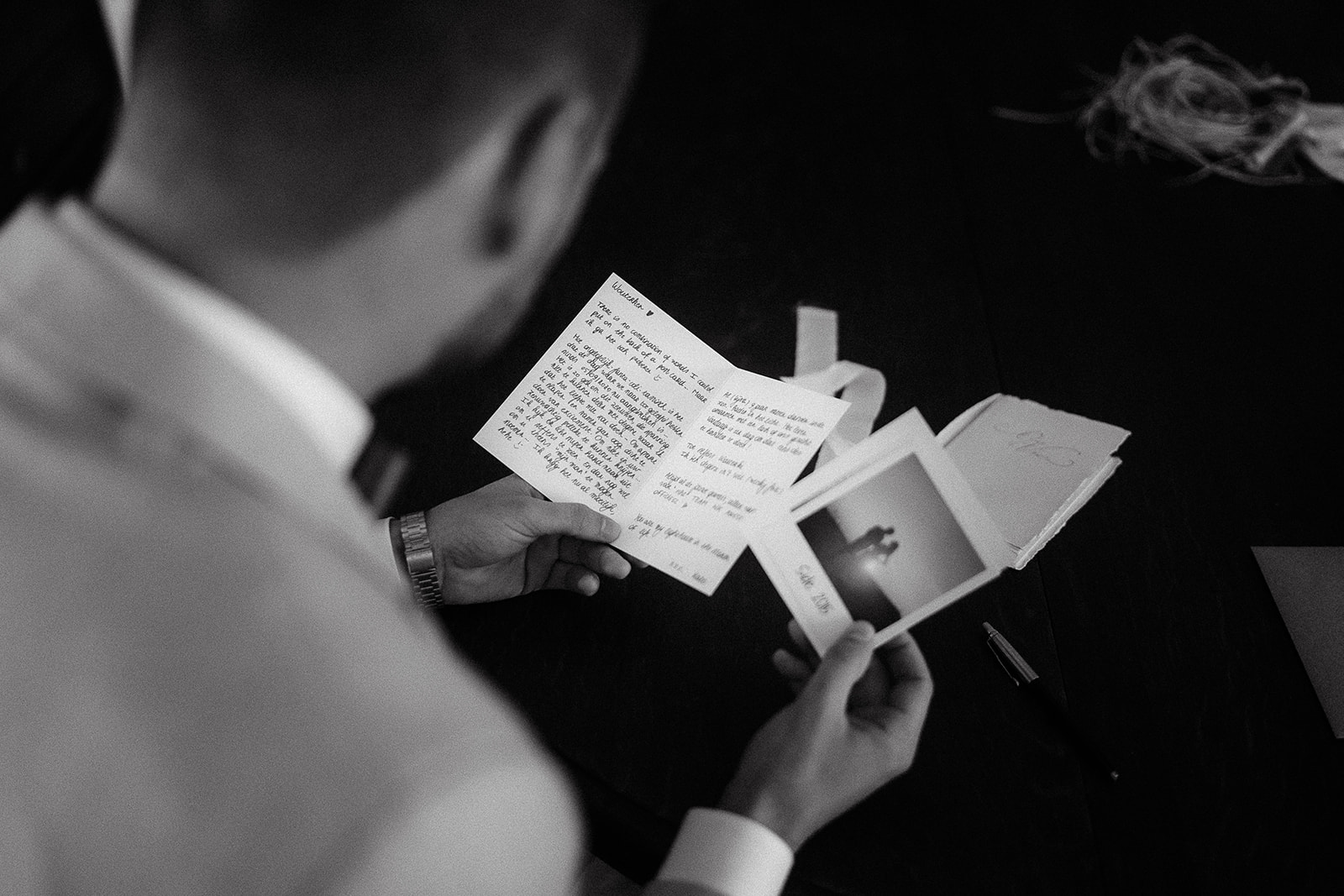 bruidegom leest brief van zijn bruid
