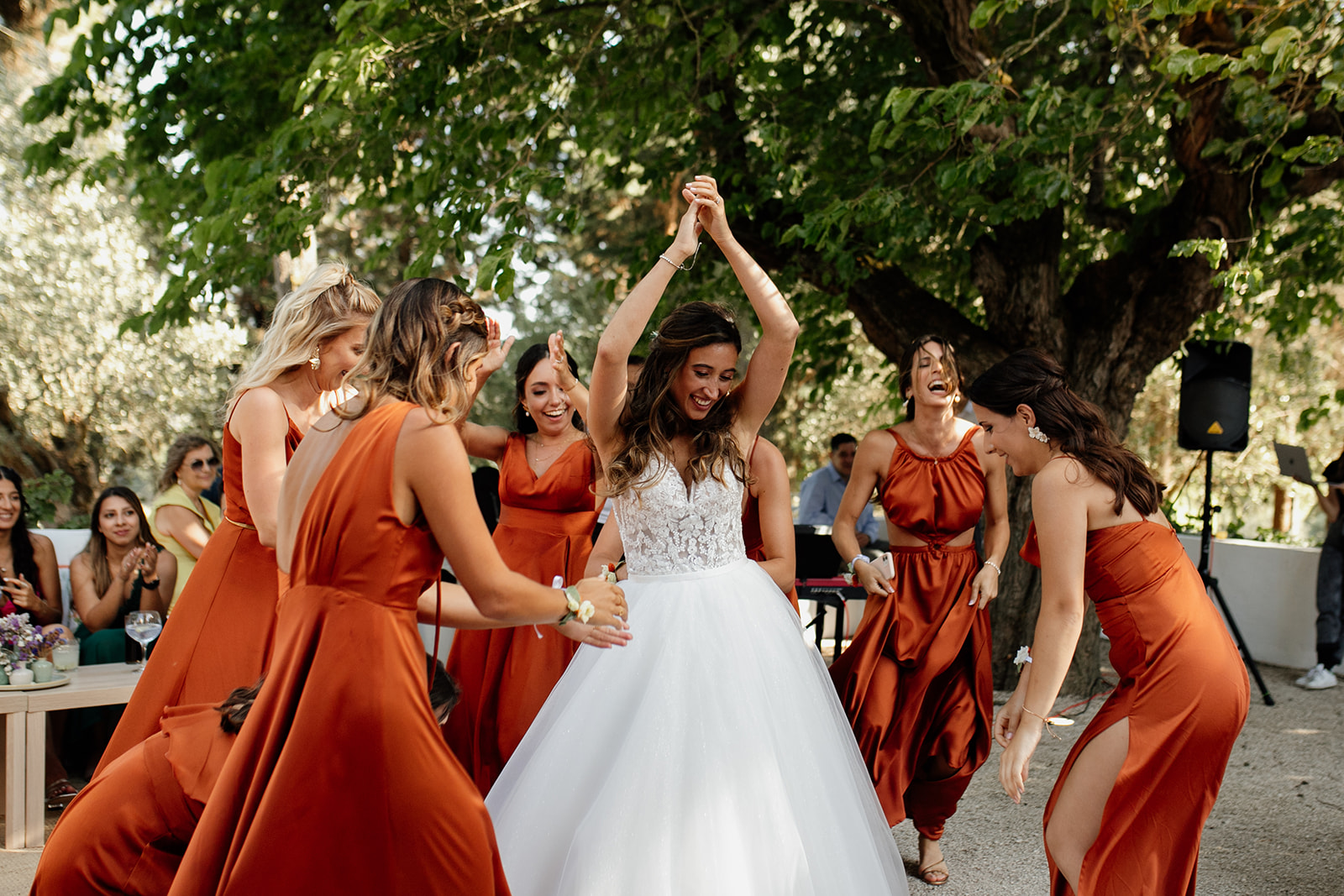 Noiva que casou na Quinta da Grilla a dançar com as damas de honor