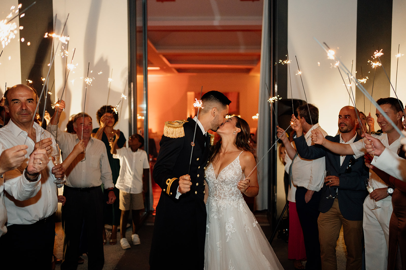 Saída dos noivos com sparkles em casamento na Quinta da Grilla