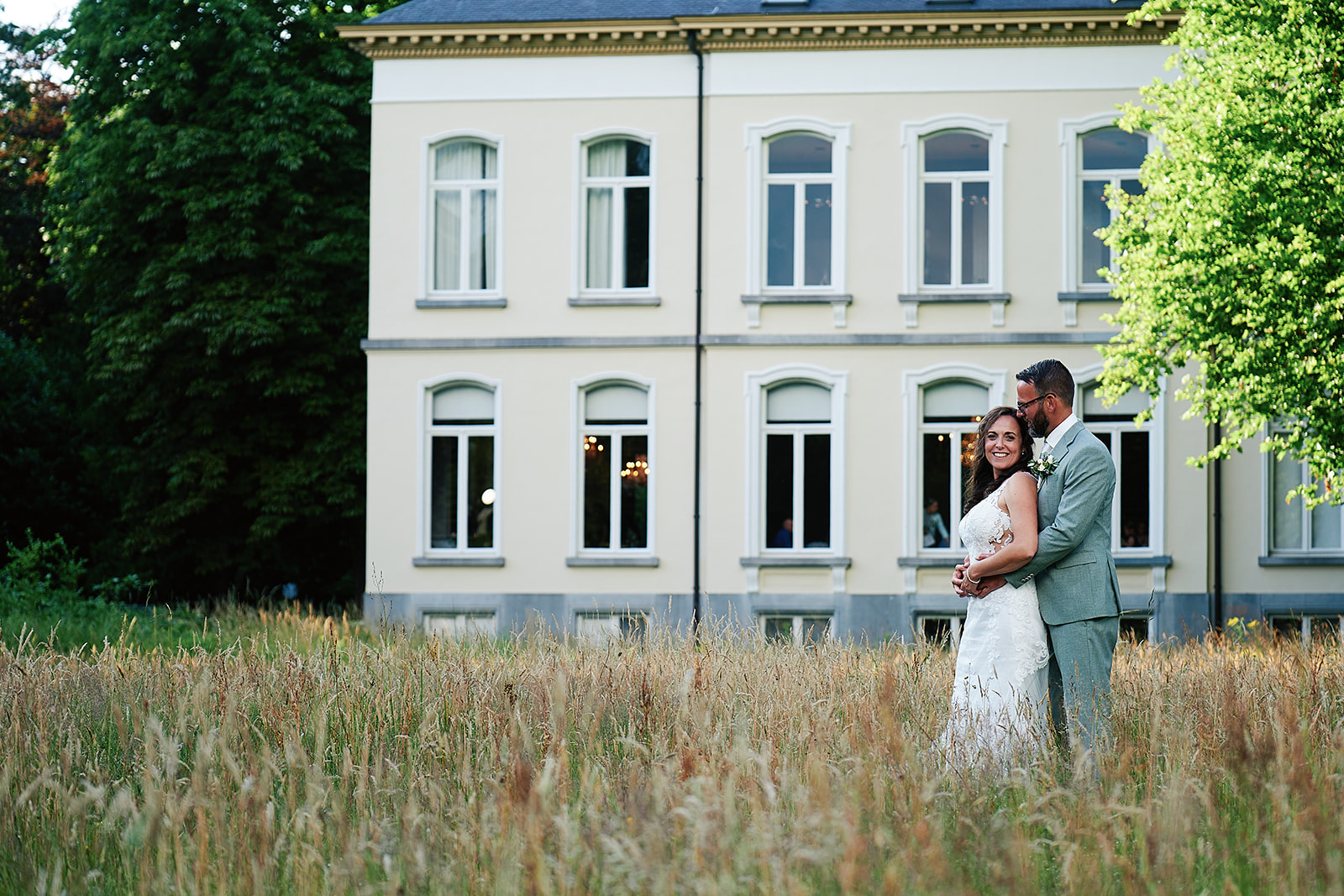 Betoverende bruidsfotografie op Boerderij Wolfslaar - Romana & Sander