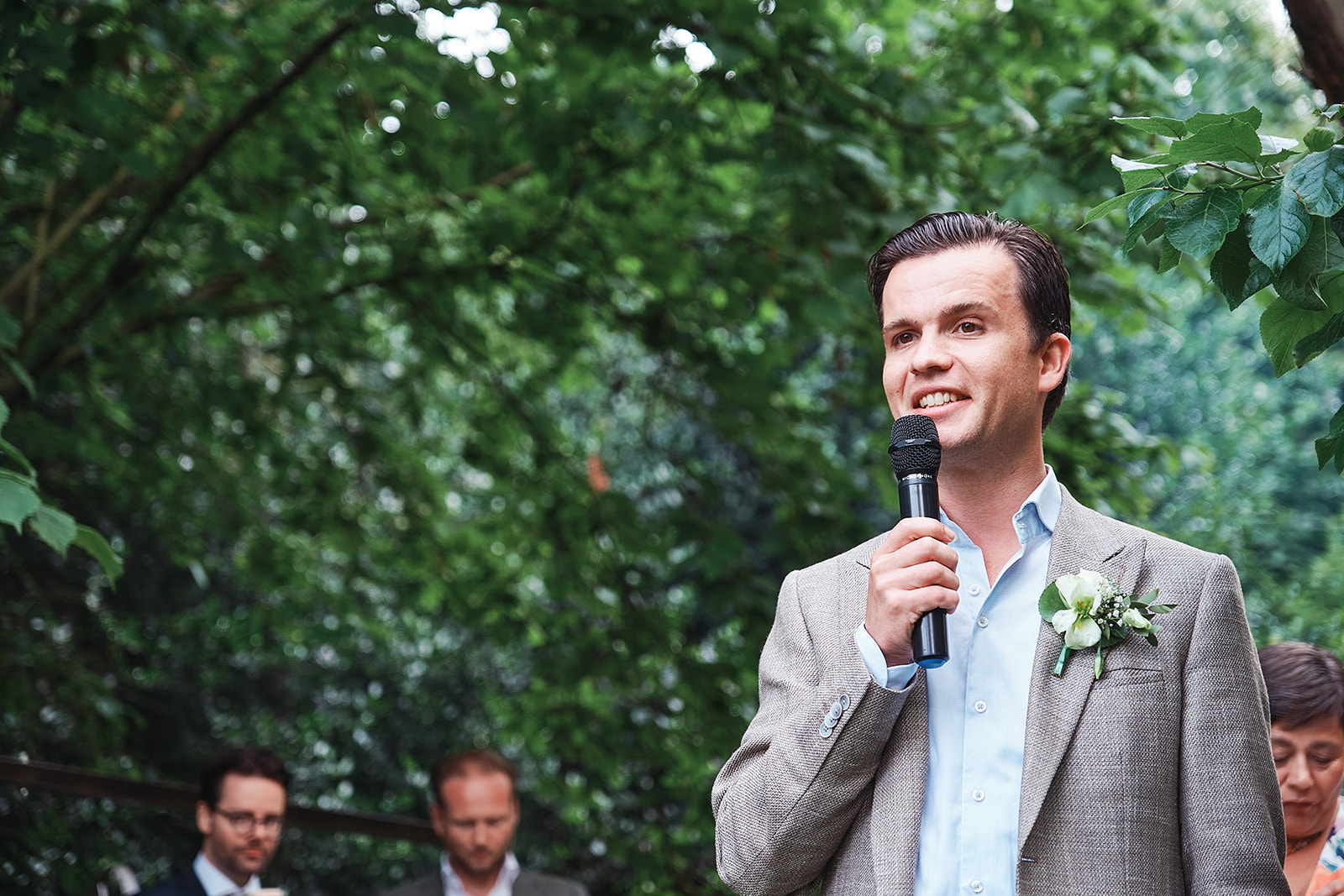 Trouwen in eigen tuin: waarom weddingplanners onmisbaar zijn