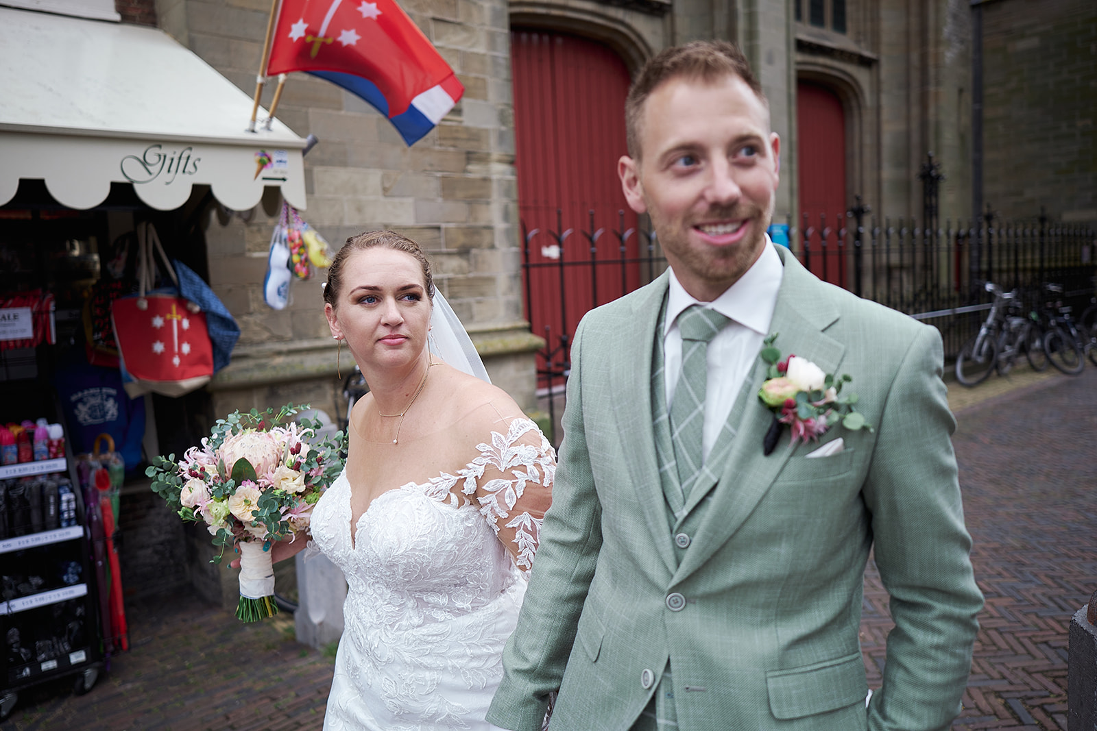 Trouwen in het sprookjesachtige Twiske: de trouwshoot en bruidsfotografie van Liëla en Jeffrey, vastgelegd door Stefan S