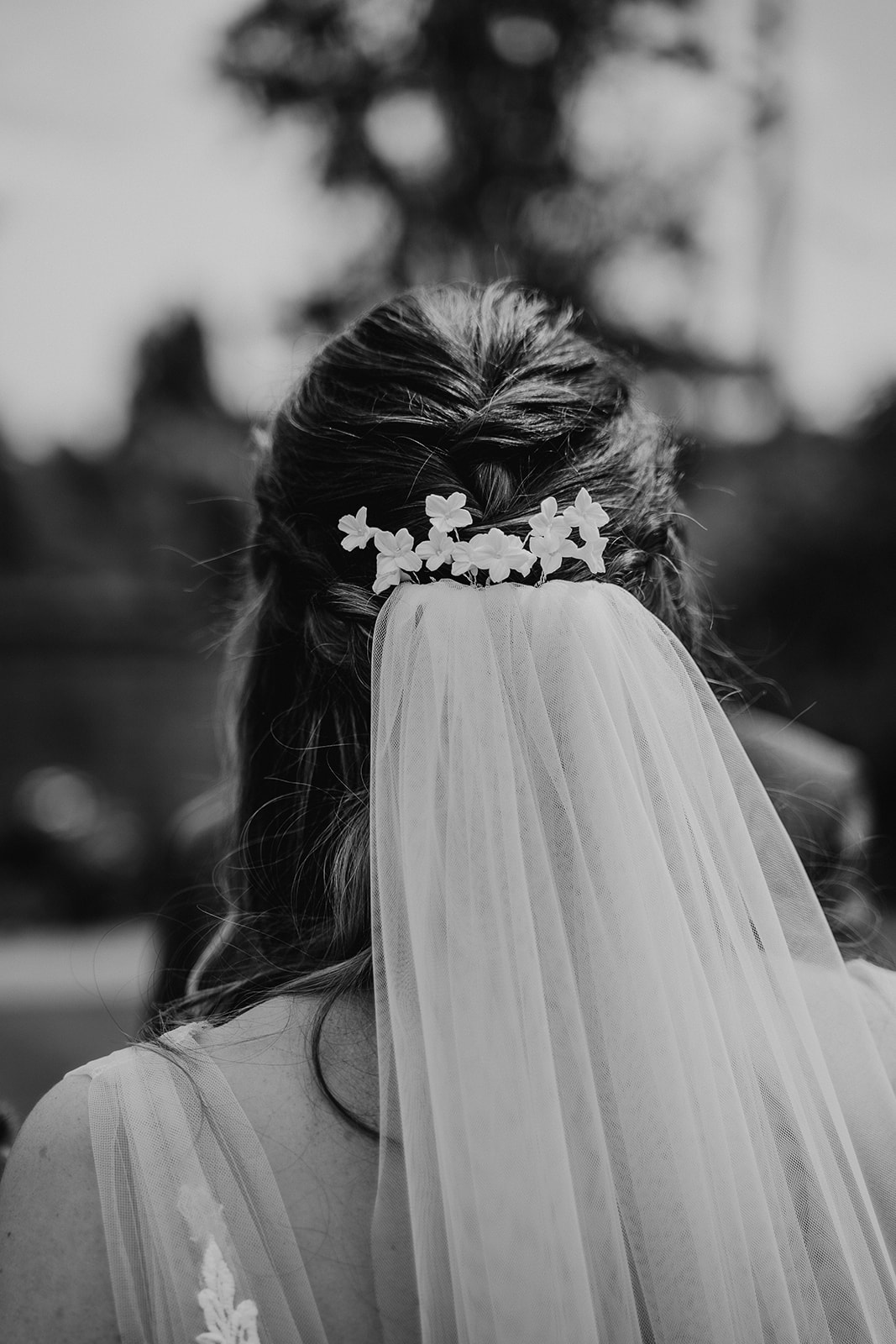 Bride's veil and hair accessories for her summer Syrencot wedding