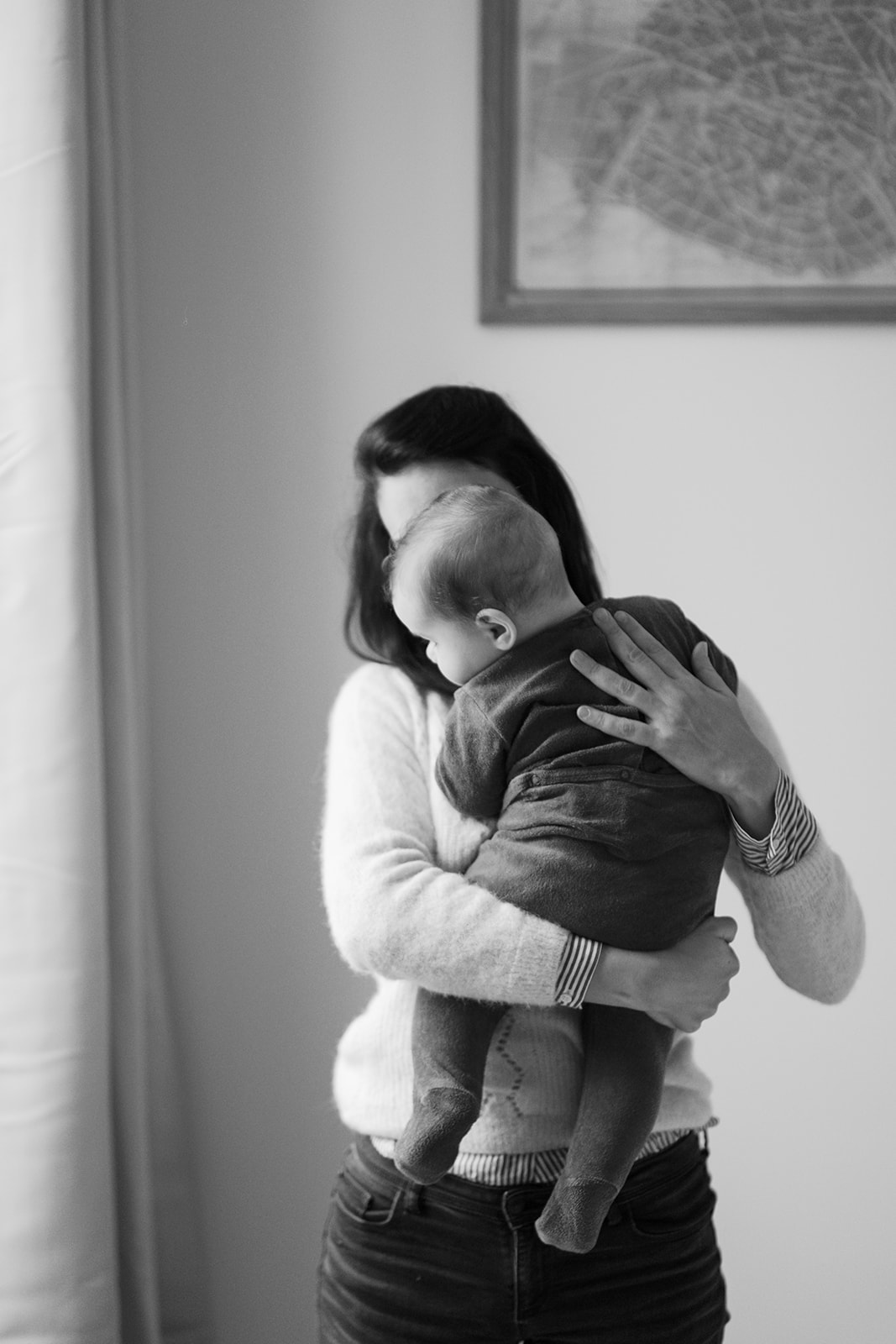 Séance naissance lifestyle Sain Mandé Val de Marne avec un bébé de 8 mois, calin avec sa maman.