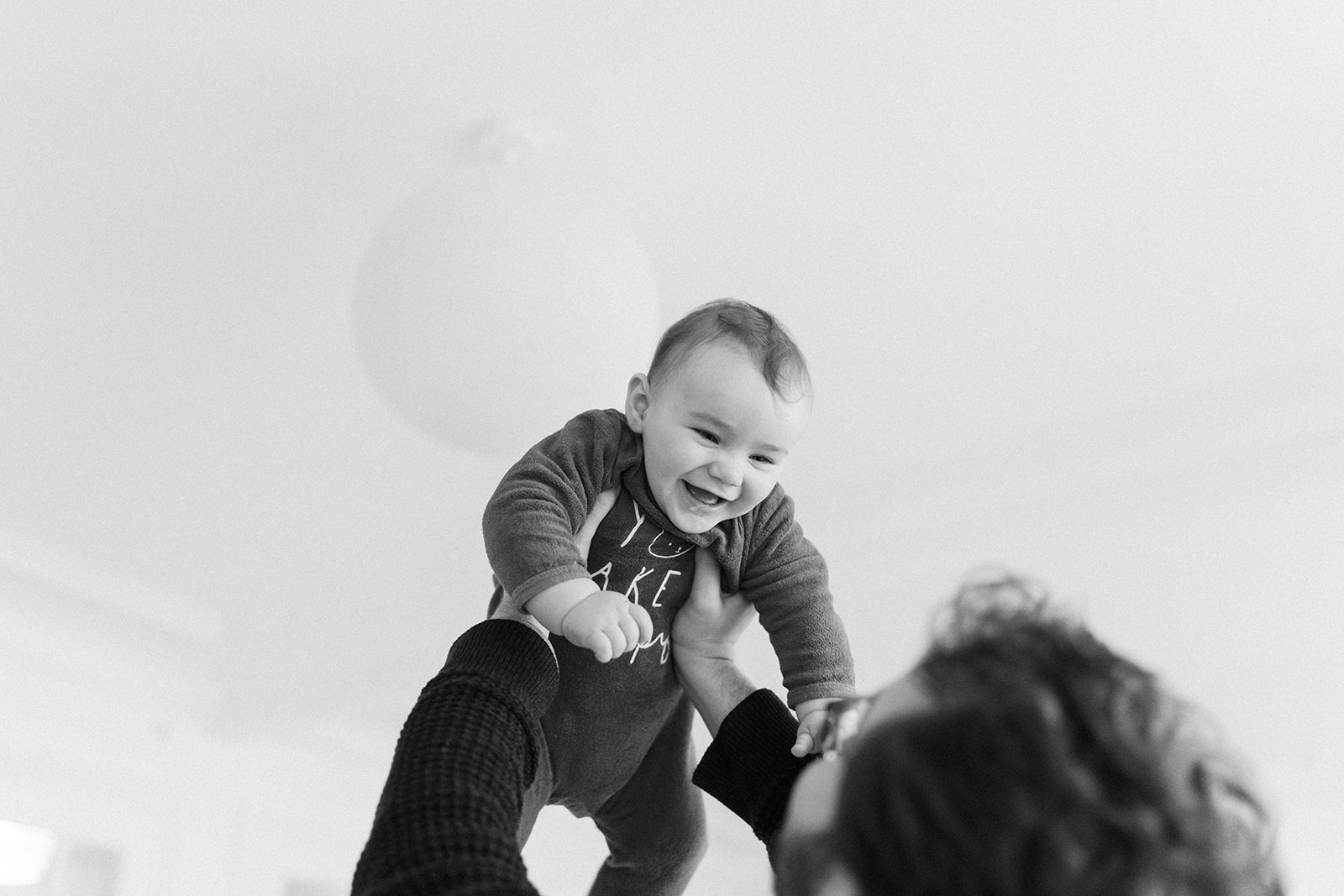 Séance naissance lifestyle Sain Mandé Val de Marne avec un bébé de 8 mois, jeu avec son papa.