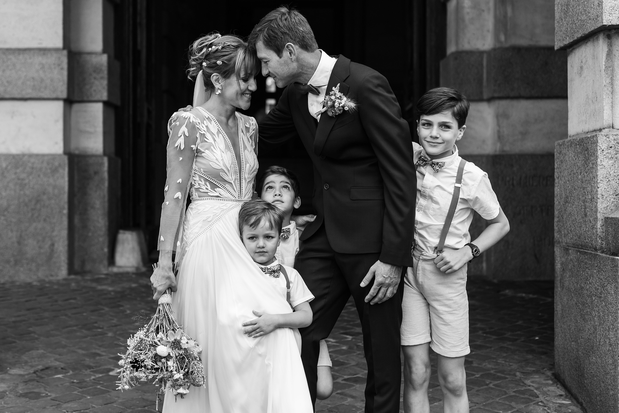 Sortie de la mairie pour les mariés et leurs enfants à Bruxelles en Belgique