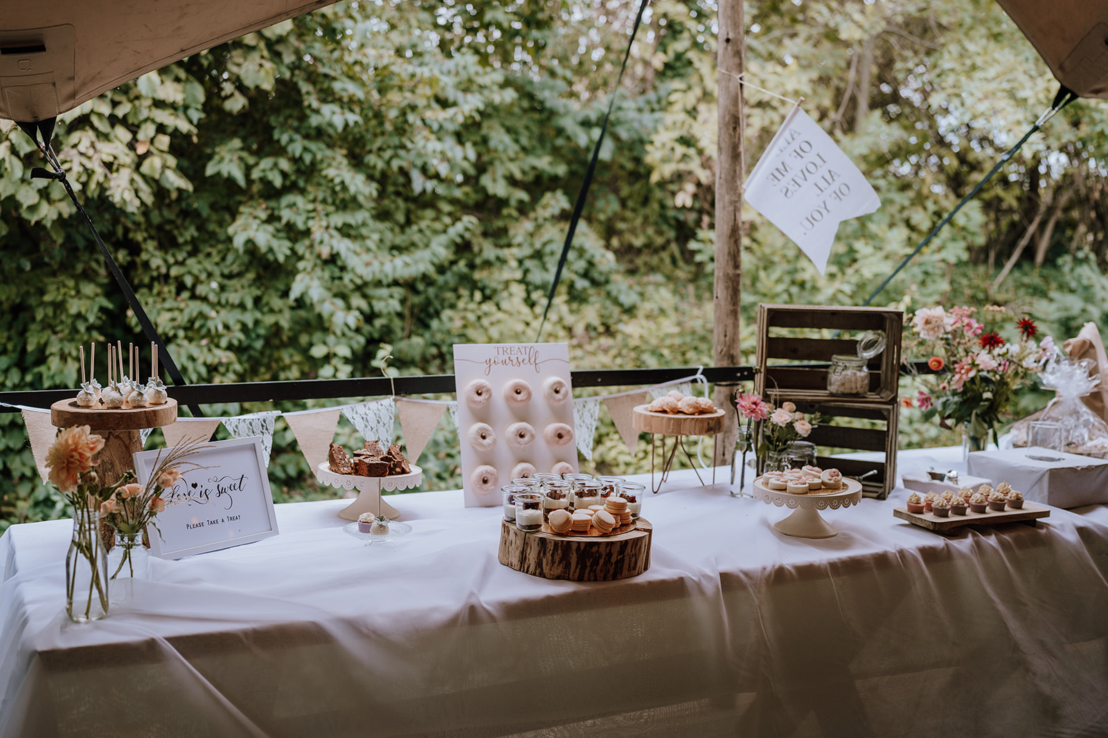 Sweet table op een bruiloft van regina's Bakery in trouwen gelderland