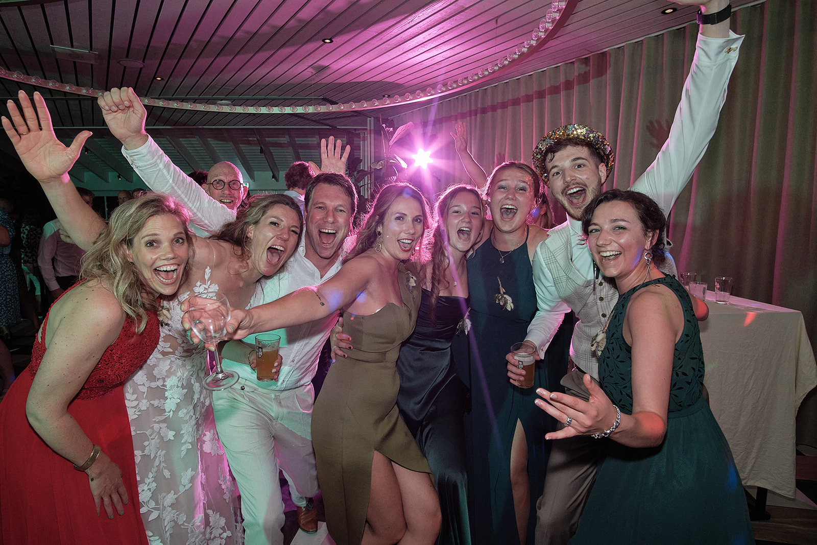 DJ's Robyn Eliza en Sander Graveland zorgen voor de feestelijke sfeer op Milou en Theron's bruiloft bij Kameryk, vastgel