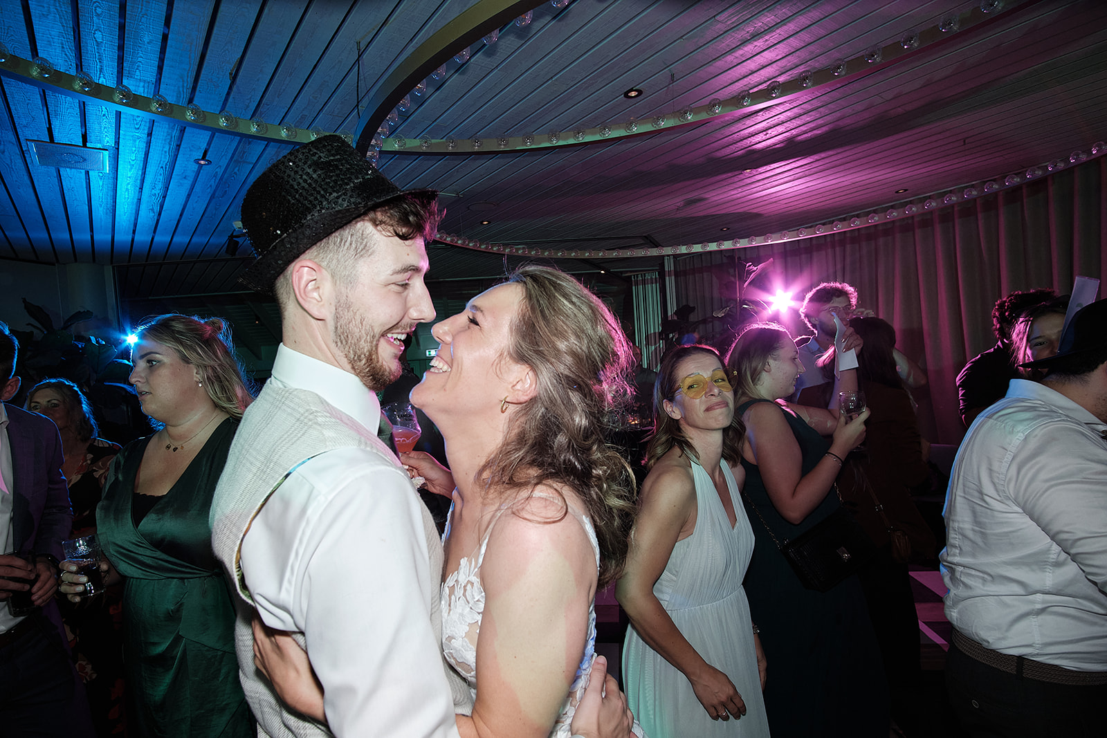 DJ's Robyn Eliza en Sander Graveland zorgen voor de muzikale begeleiding op Milou en Theron's bruiloft bij Kameryk, vast