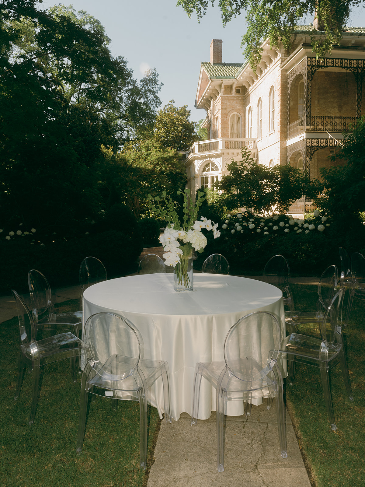 A conventional wedding shot with editorial flair captured by Taylor English Photography at Annesdale Mansion in Memphis