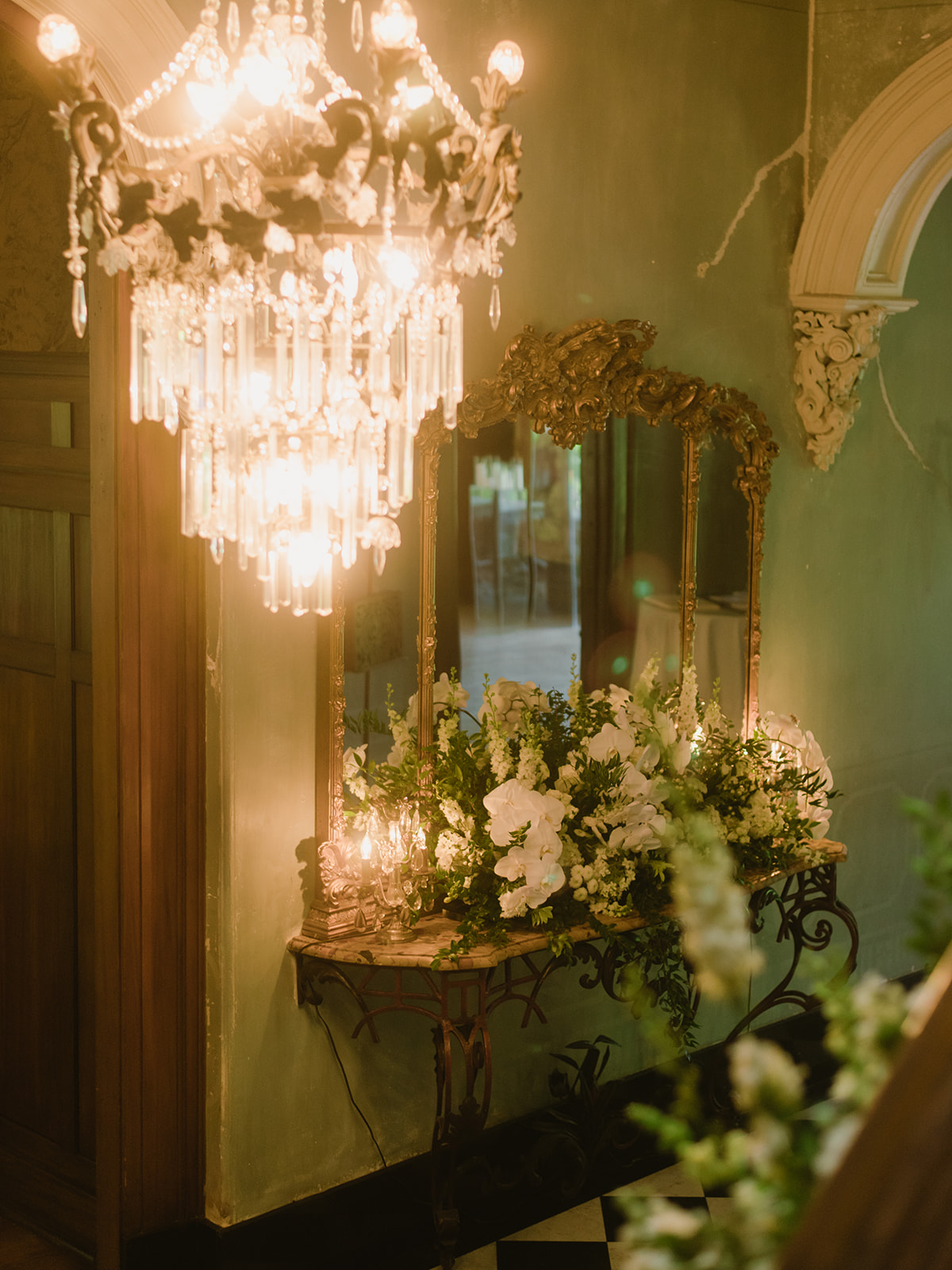 Luxury floral design at this summer wedding at the Annesdale Mansion in Memphis, Tennessee