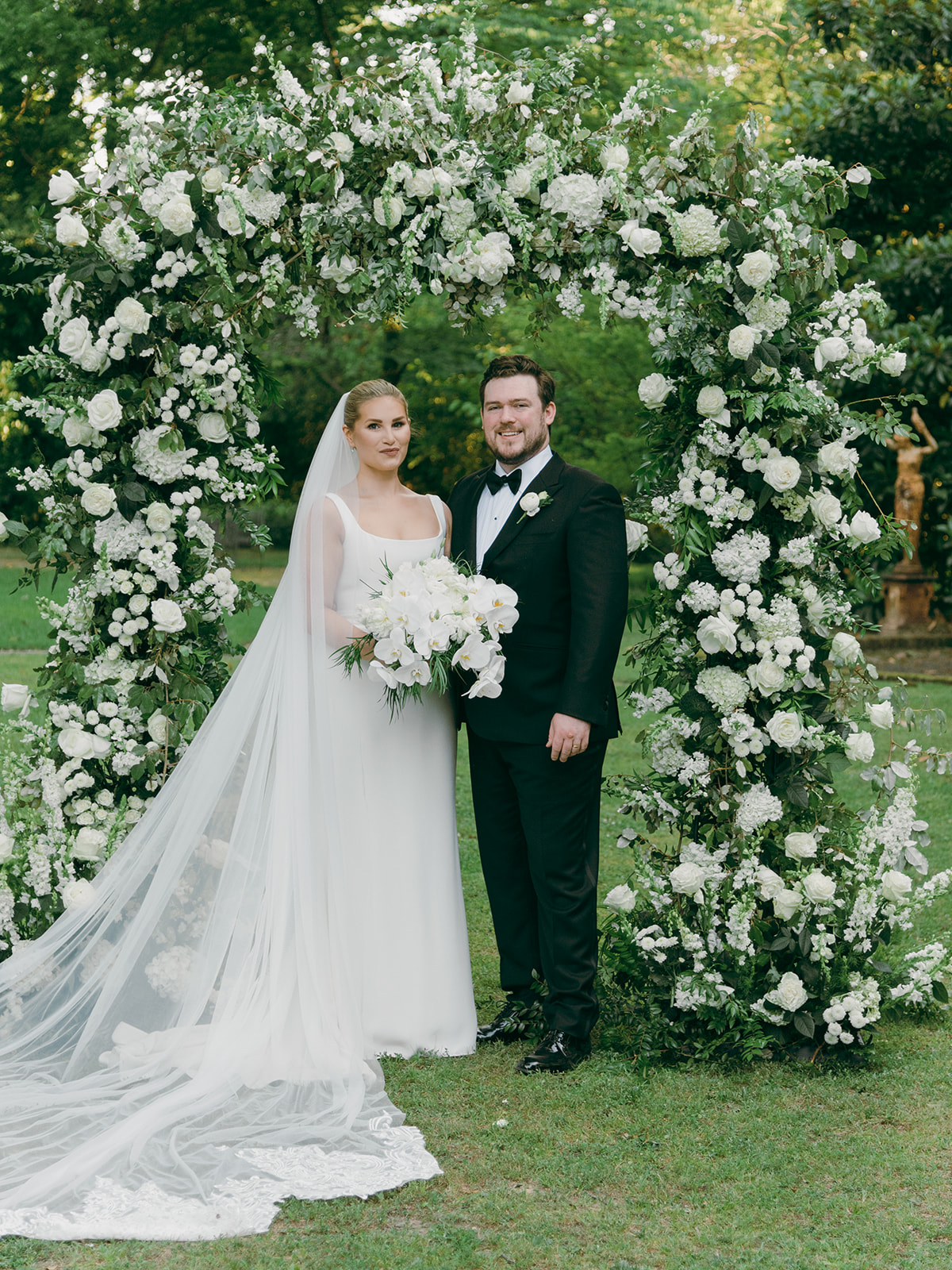 Luxury floral design at this summer wedding at the Annesdale Mansion in Memphis, Tennessee