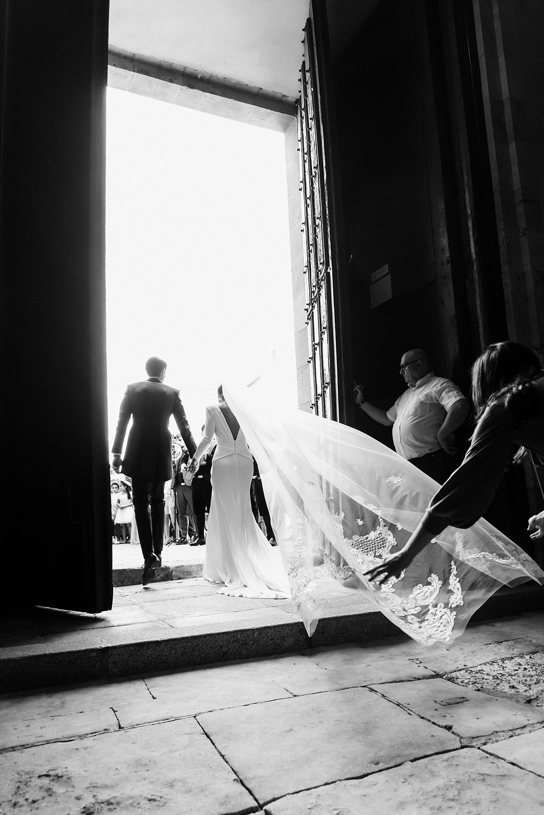 Fotografía de boda en Salamanca, momento natural y espontáneo lleno de amor y felicidad