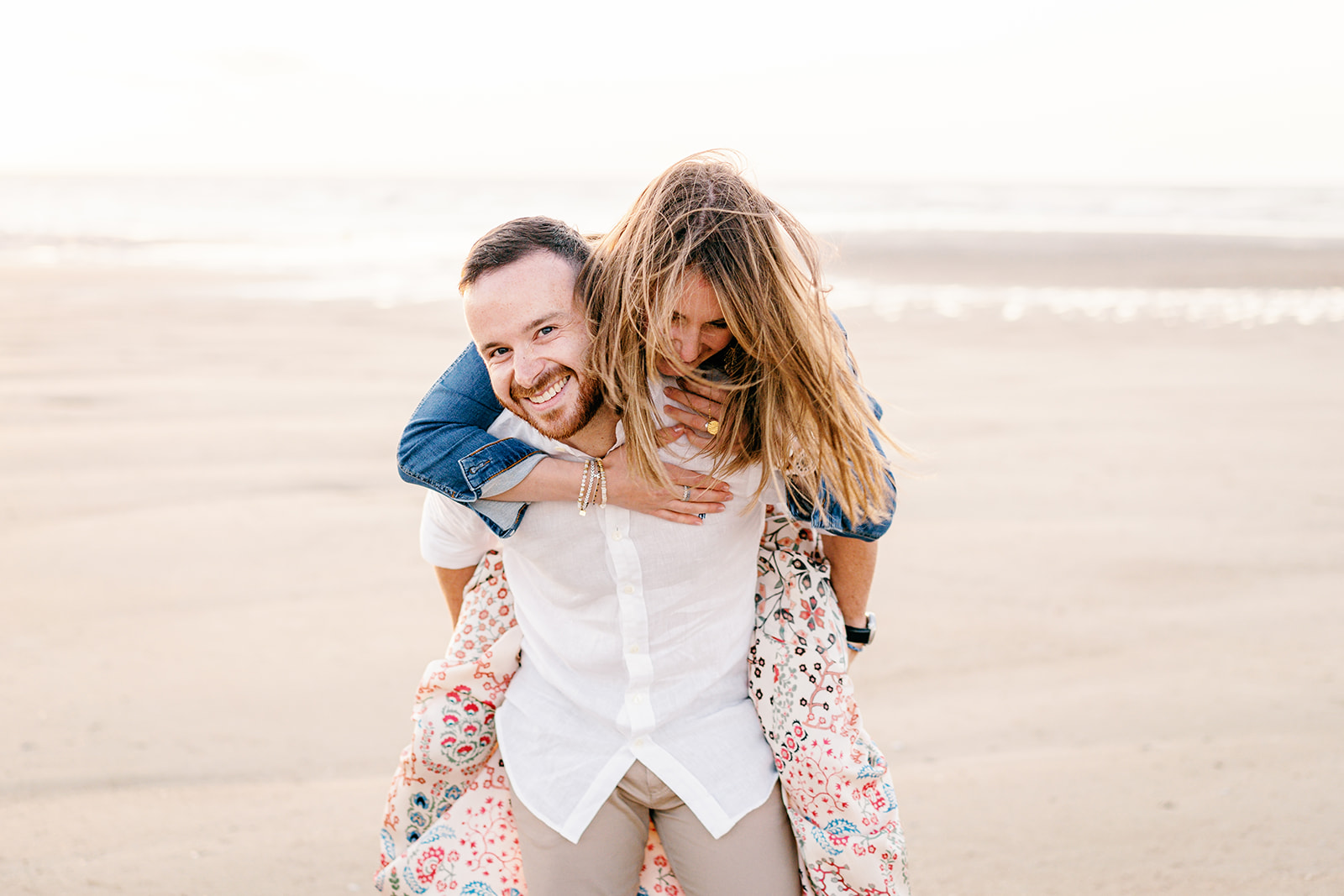 Séance couple sur la plage en Normandie, complicité des futurs mariés