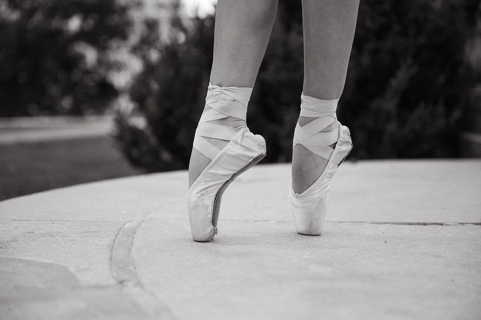 Senior portraits with girl in point ballet shoes 