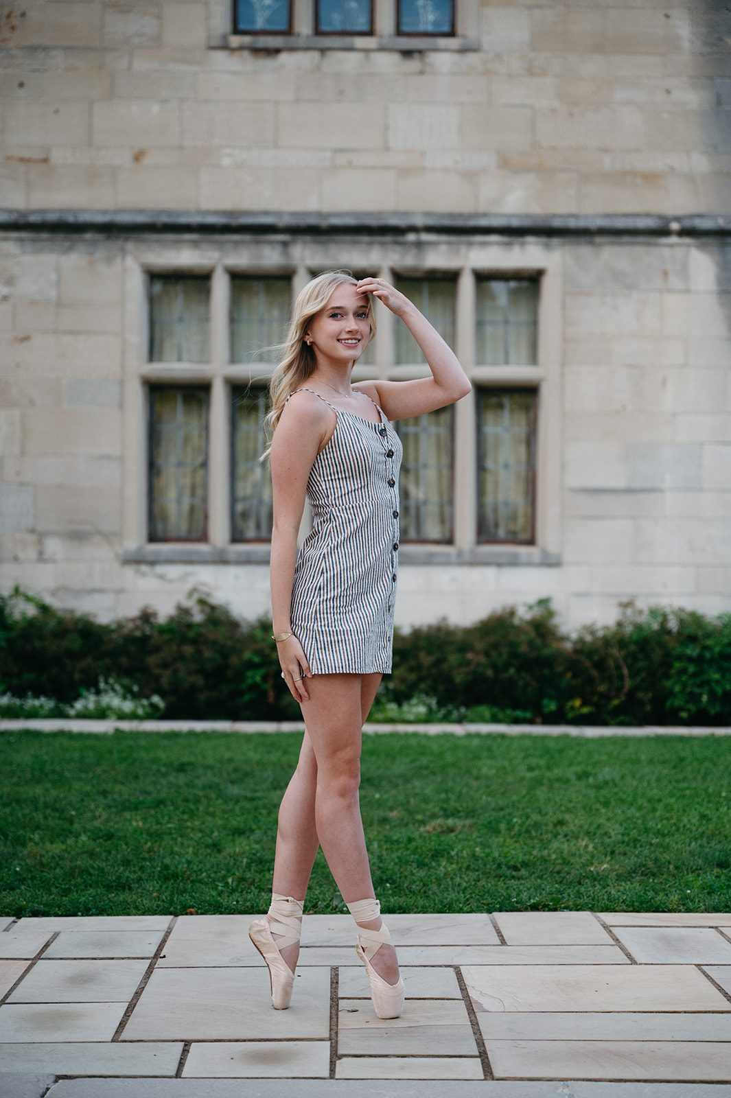 Senior portraits with girl in point ballet shoes 
