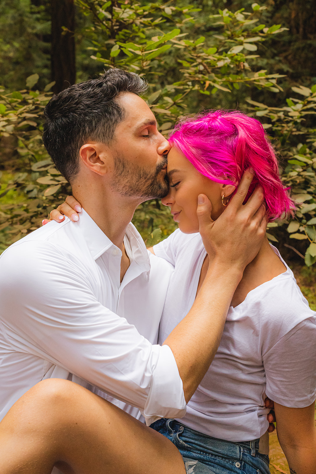 forehead kiss engagement photo poses