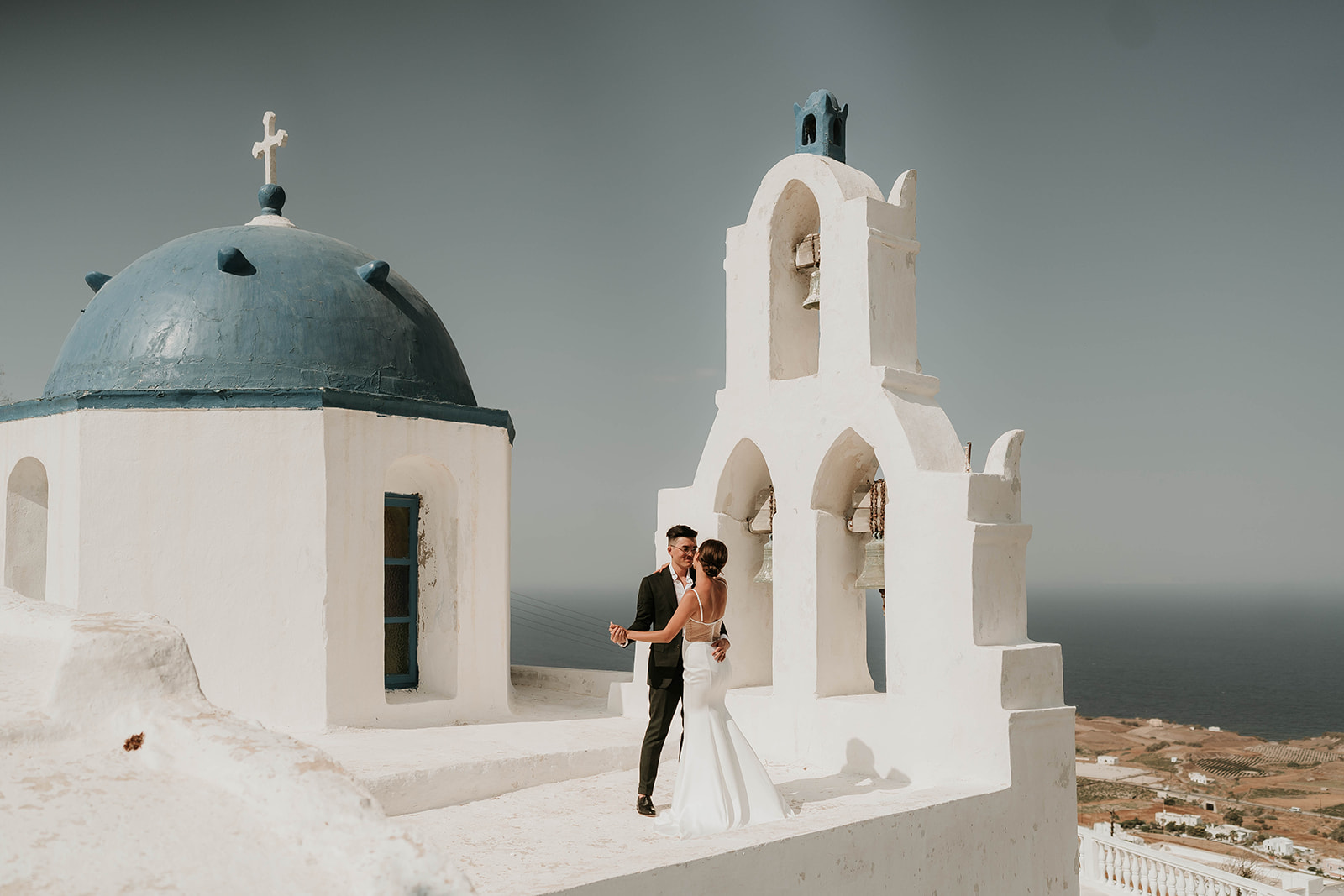  A couple who eloped in Santorini say their vows on roof of church