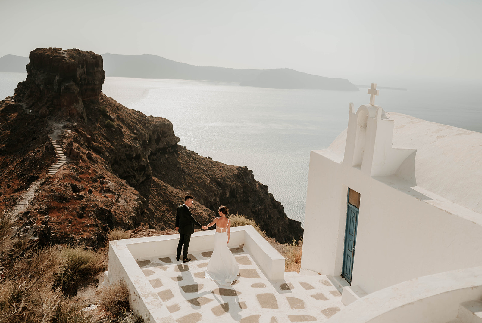 A couple who eloped in Santorini enjoyed the sunset in Imerovigli