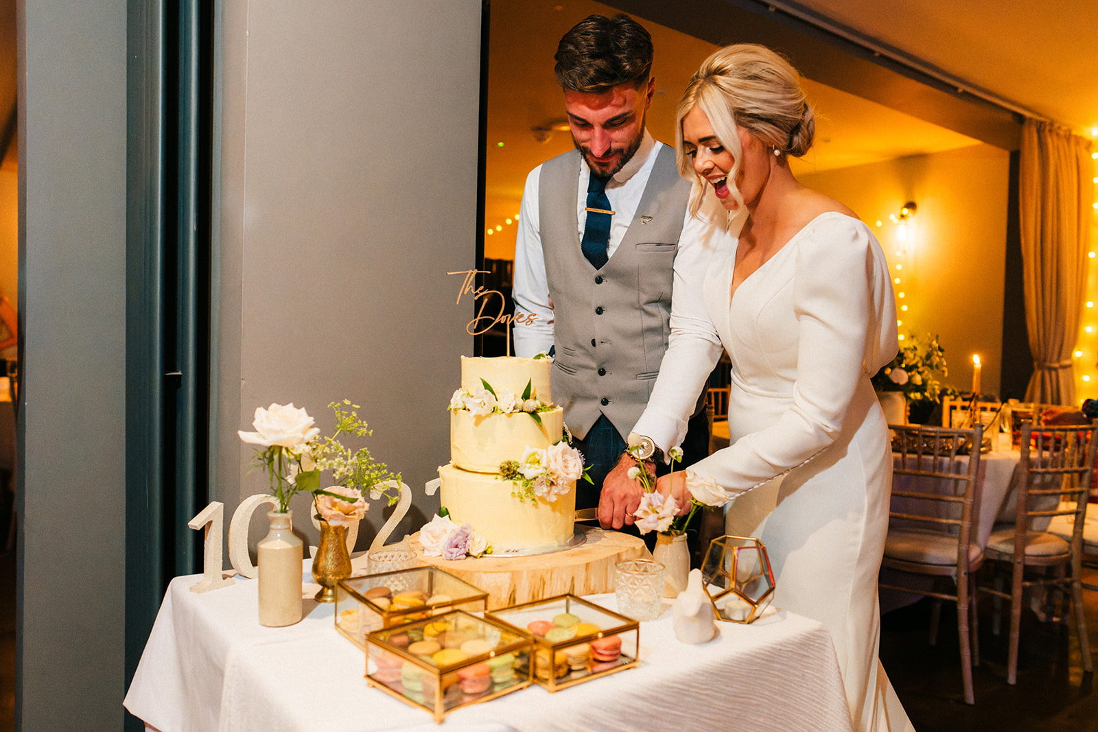 The Chequers Inn Wedding Photography - the bride and groom cut the wedding cake