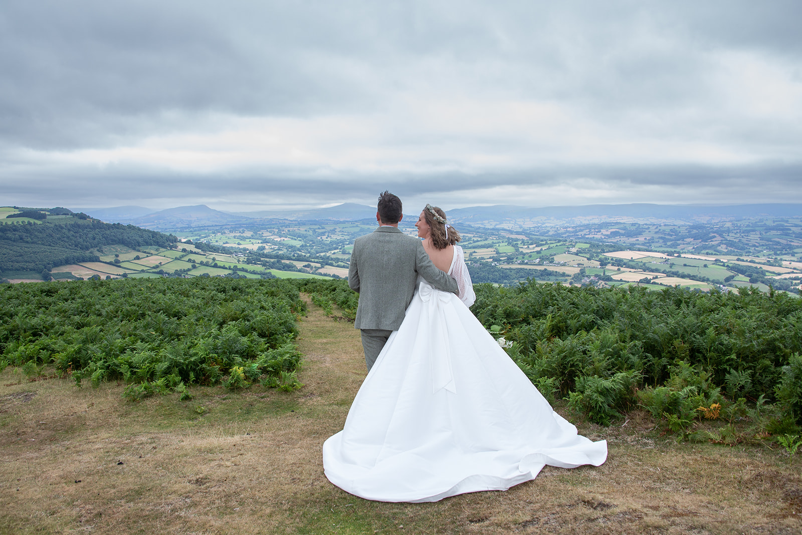 bride and groom photography in rural setting
