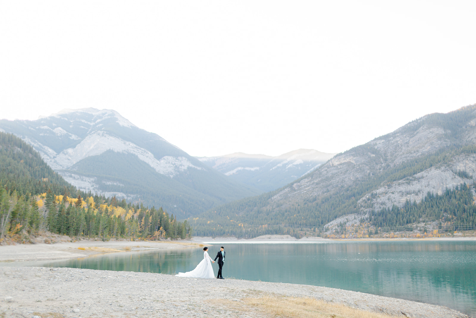 Turquoise waters in the Rocky Mountains as the perfect backdrop for an elegant Engagement Session