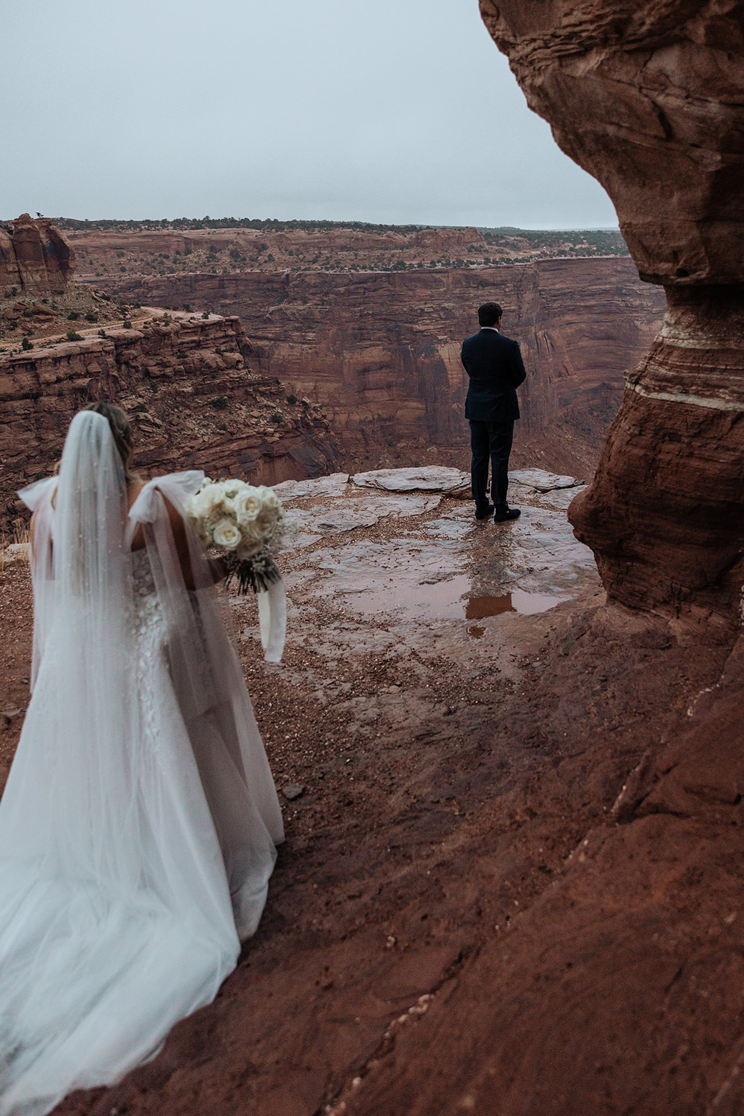 bride and groom in canyonlands
