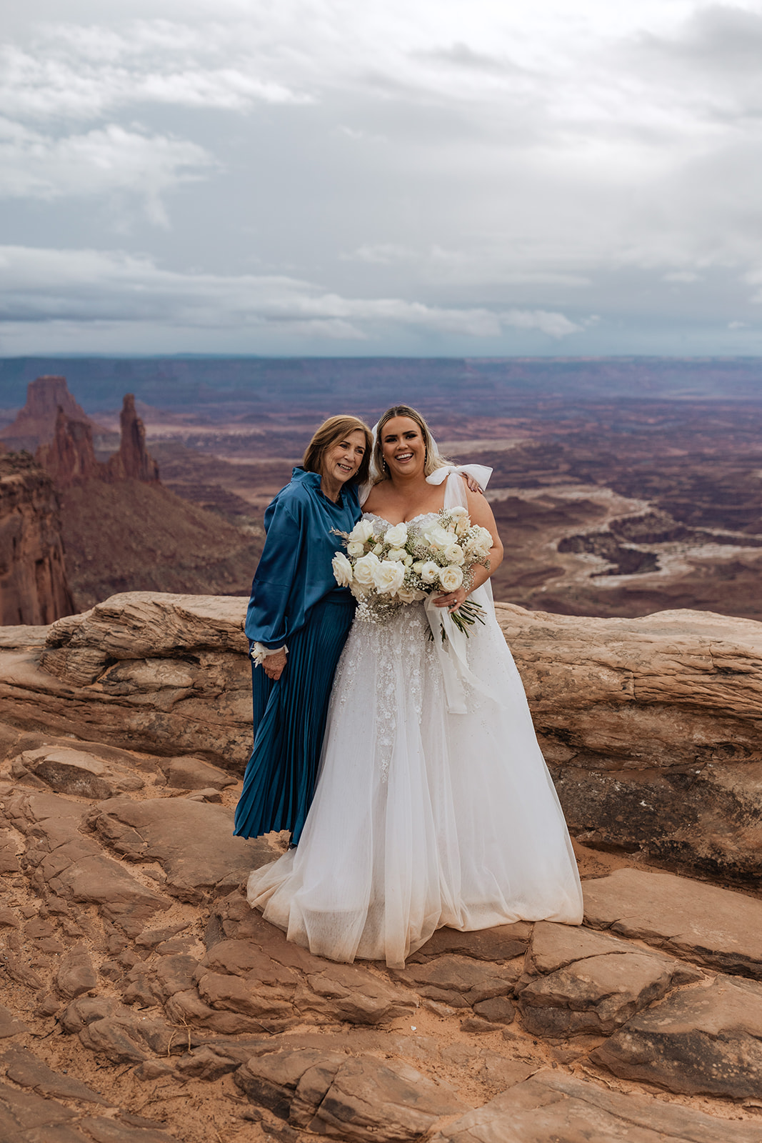 bride and groom in canyonlands