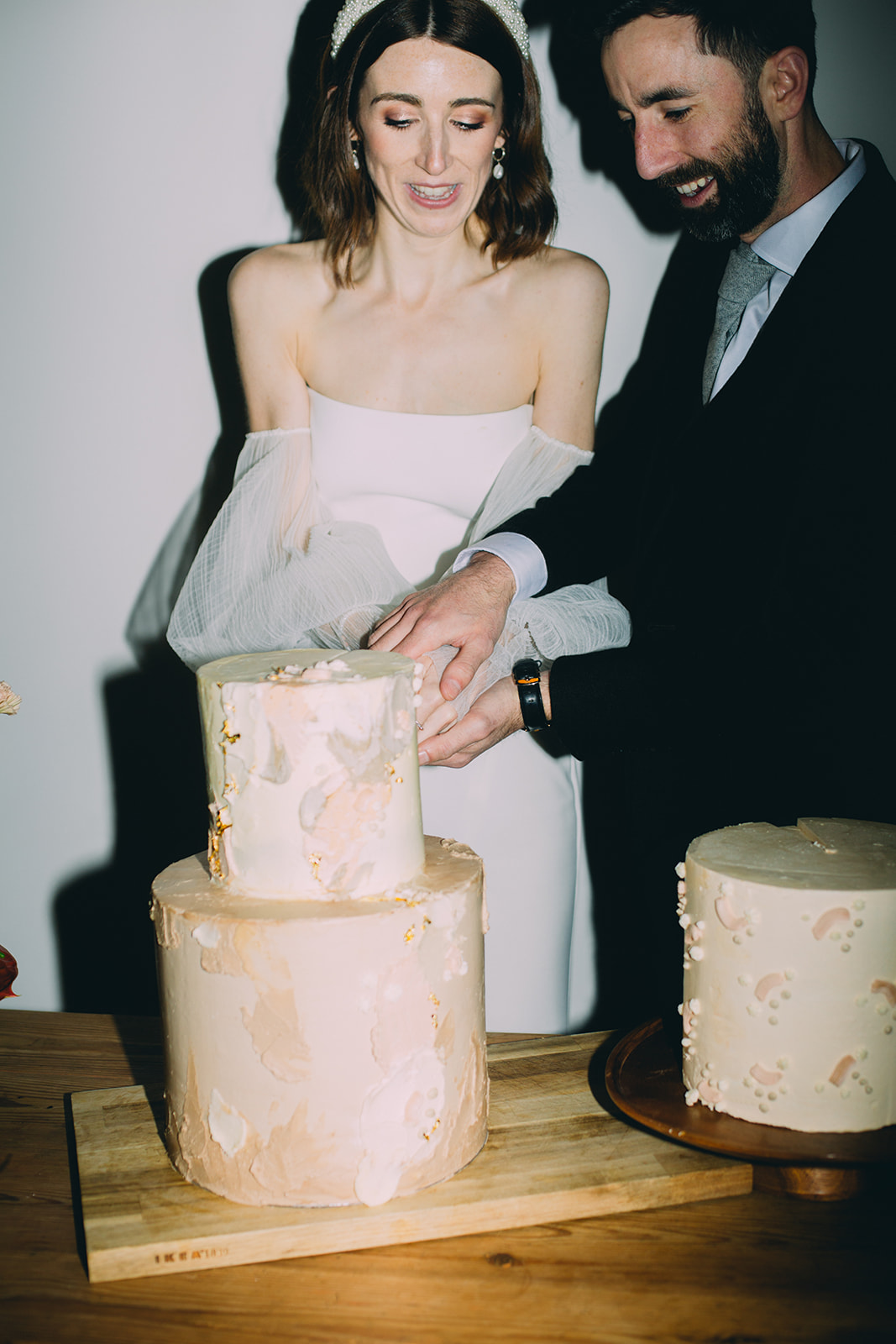 guardswell farm wedding photography cutting the cake