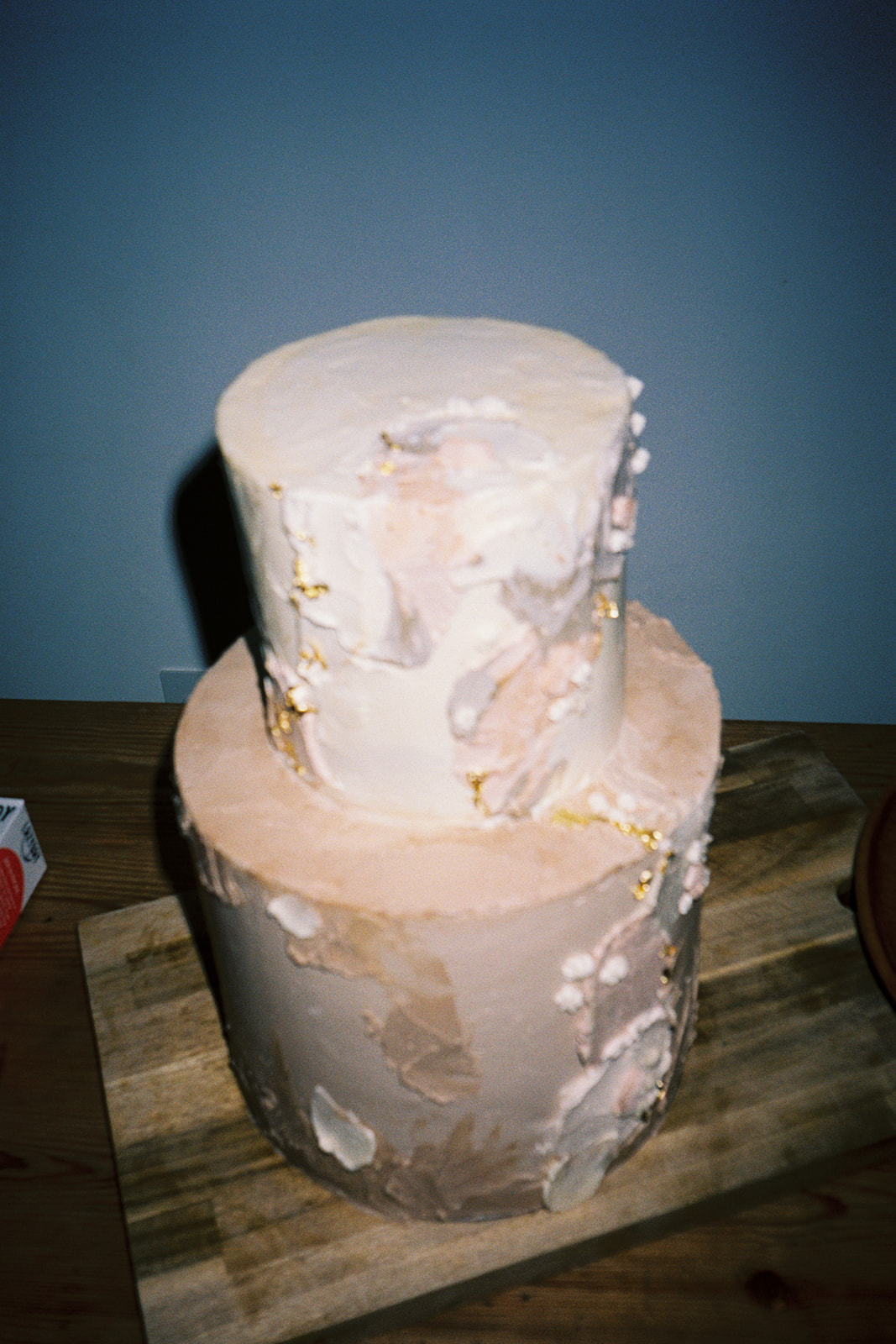 guardswell farm wedding photography cutting the cake
