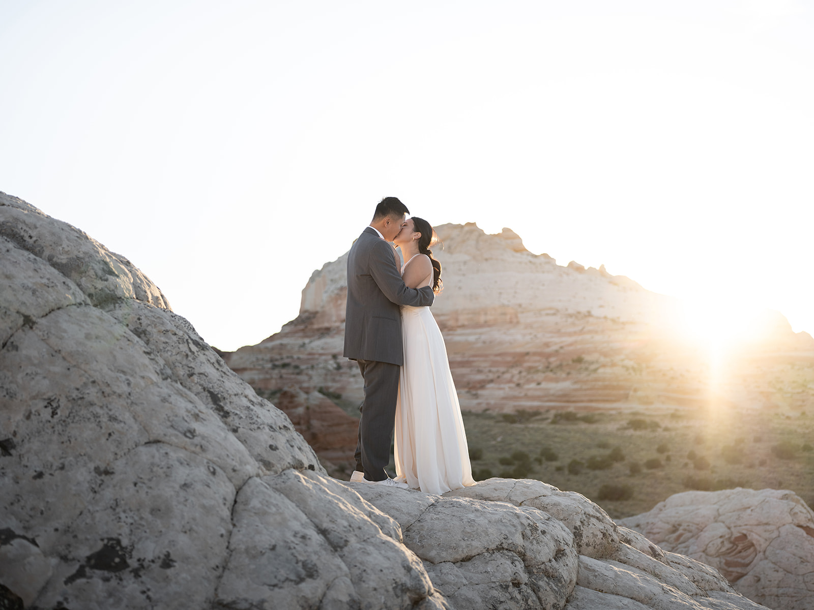 Eloping in the breathtaking and beautiful landscape of White Pocket, Arizona