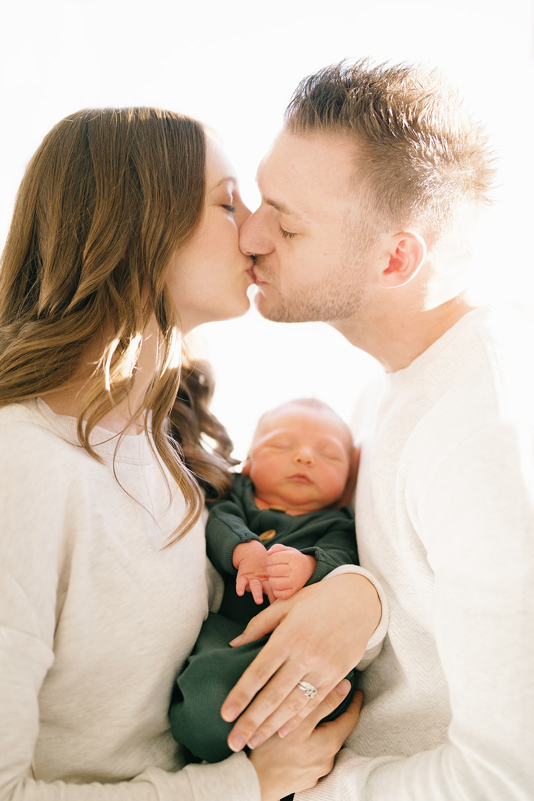 Boise Lifestyle Newborn baby Session parents kissing