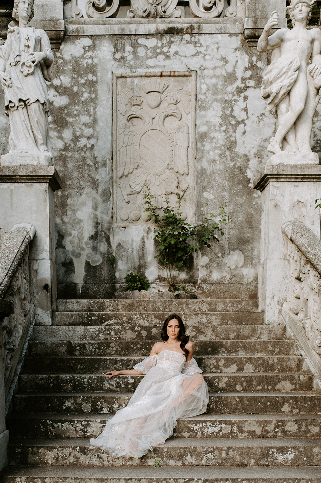 villa monastero bride sitting on steps