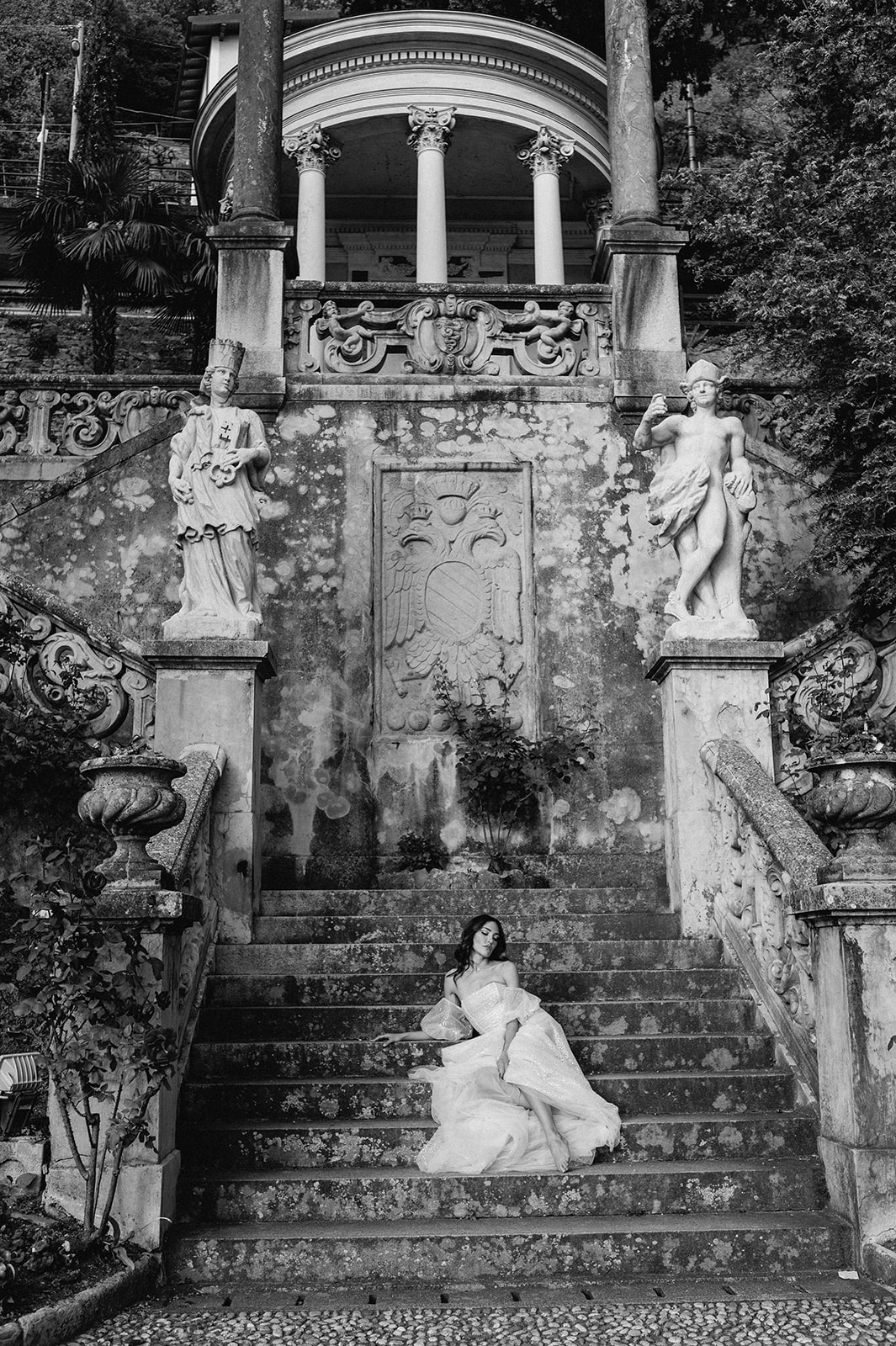 villa monastero bride sitting on steps