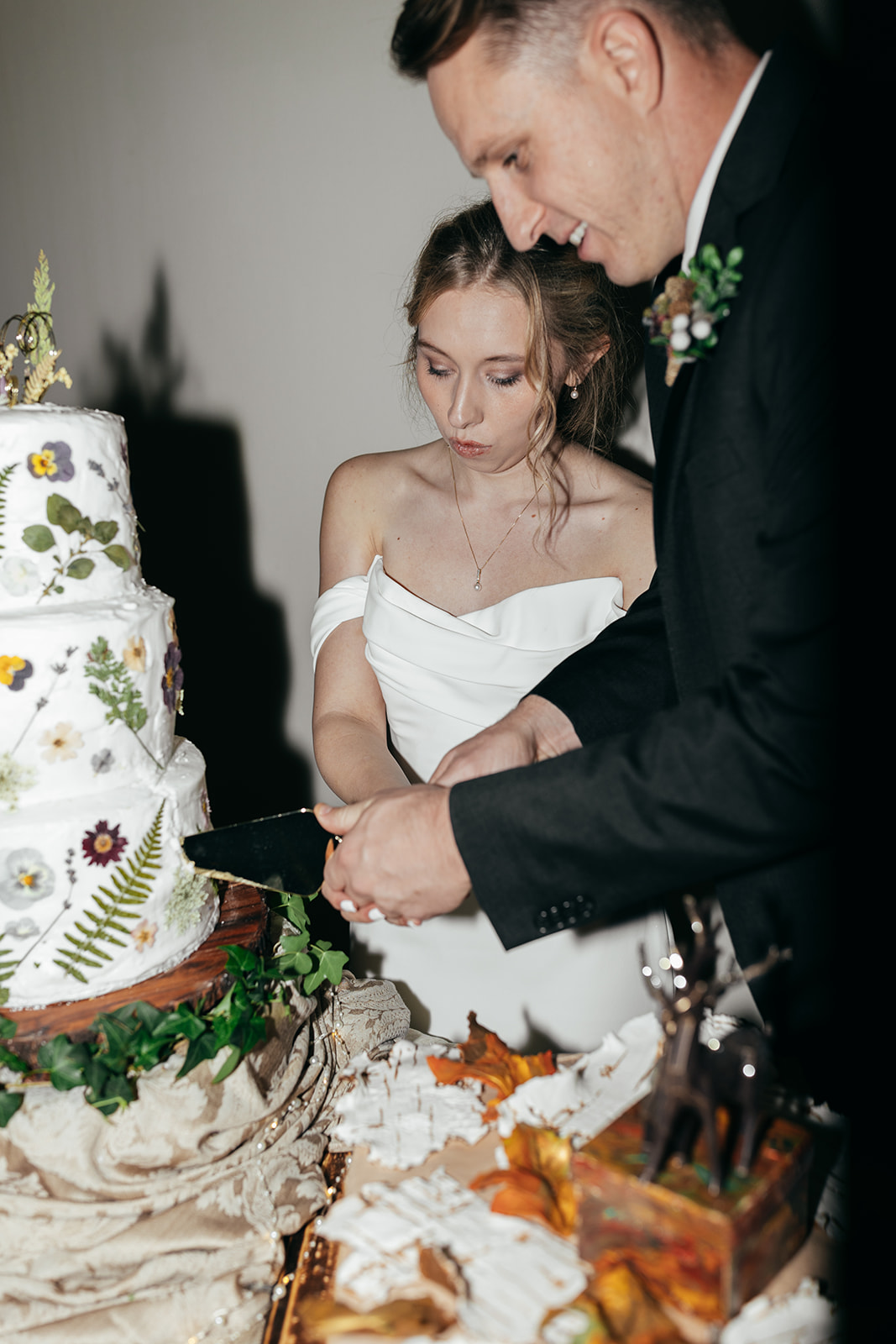texas bride and groom cutting their cake