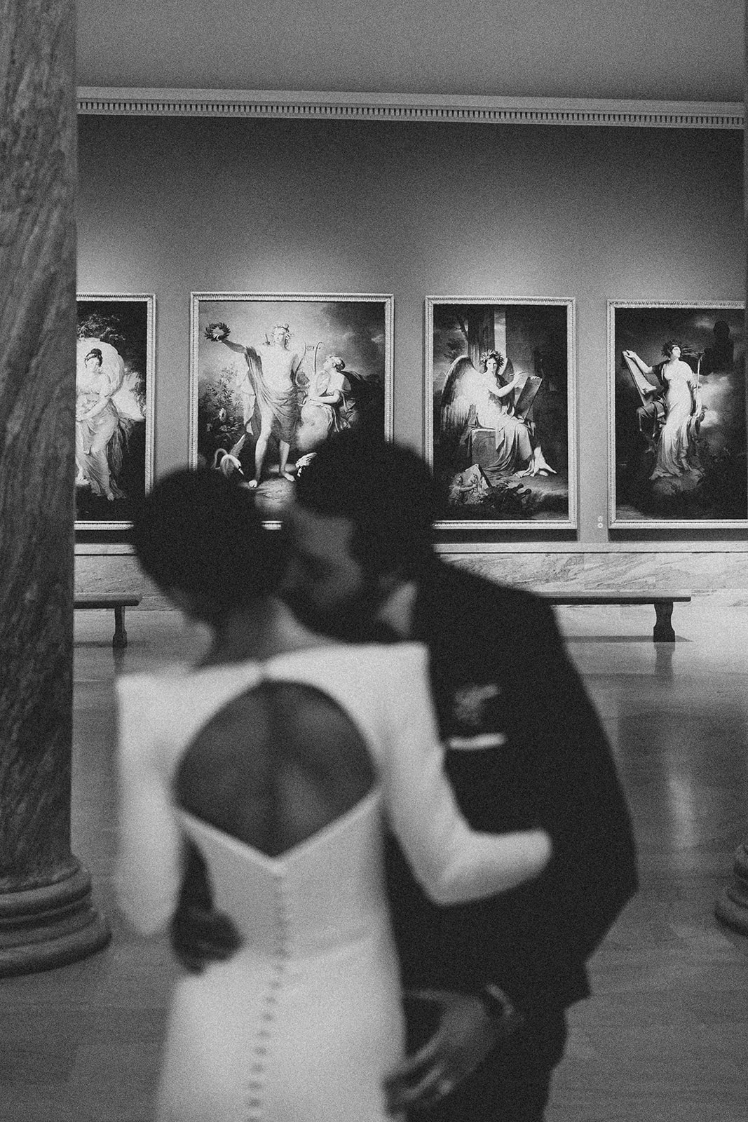 Bride and groom kissing in the Cleveland Museum of Art