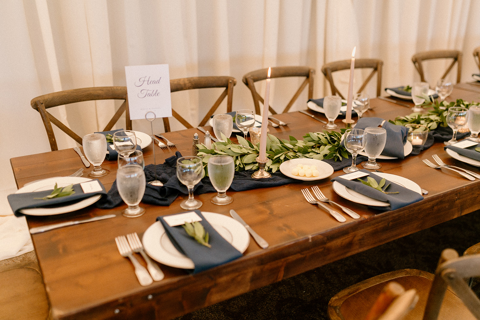 A reception tablescape at an Oregon Golf Club wedding. 