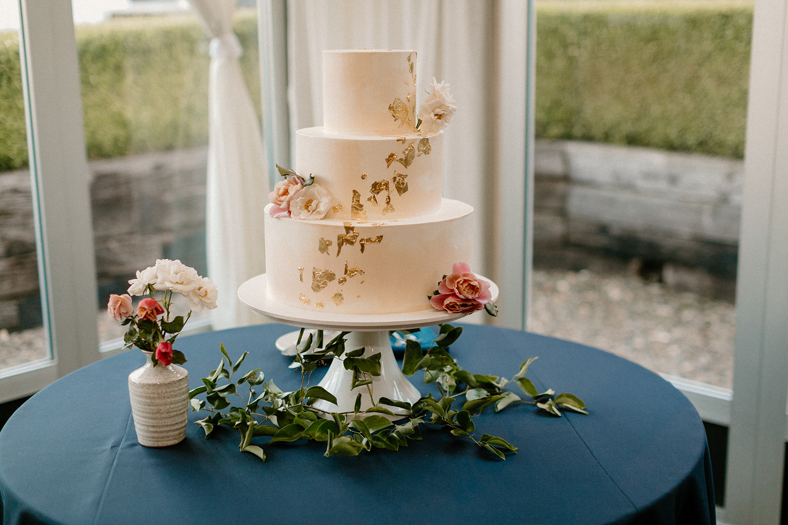 A wedding cake at an Oregon Golf Club wedding. 